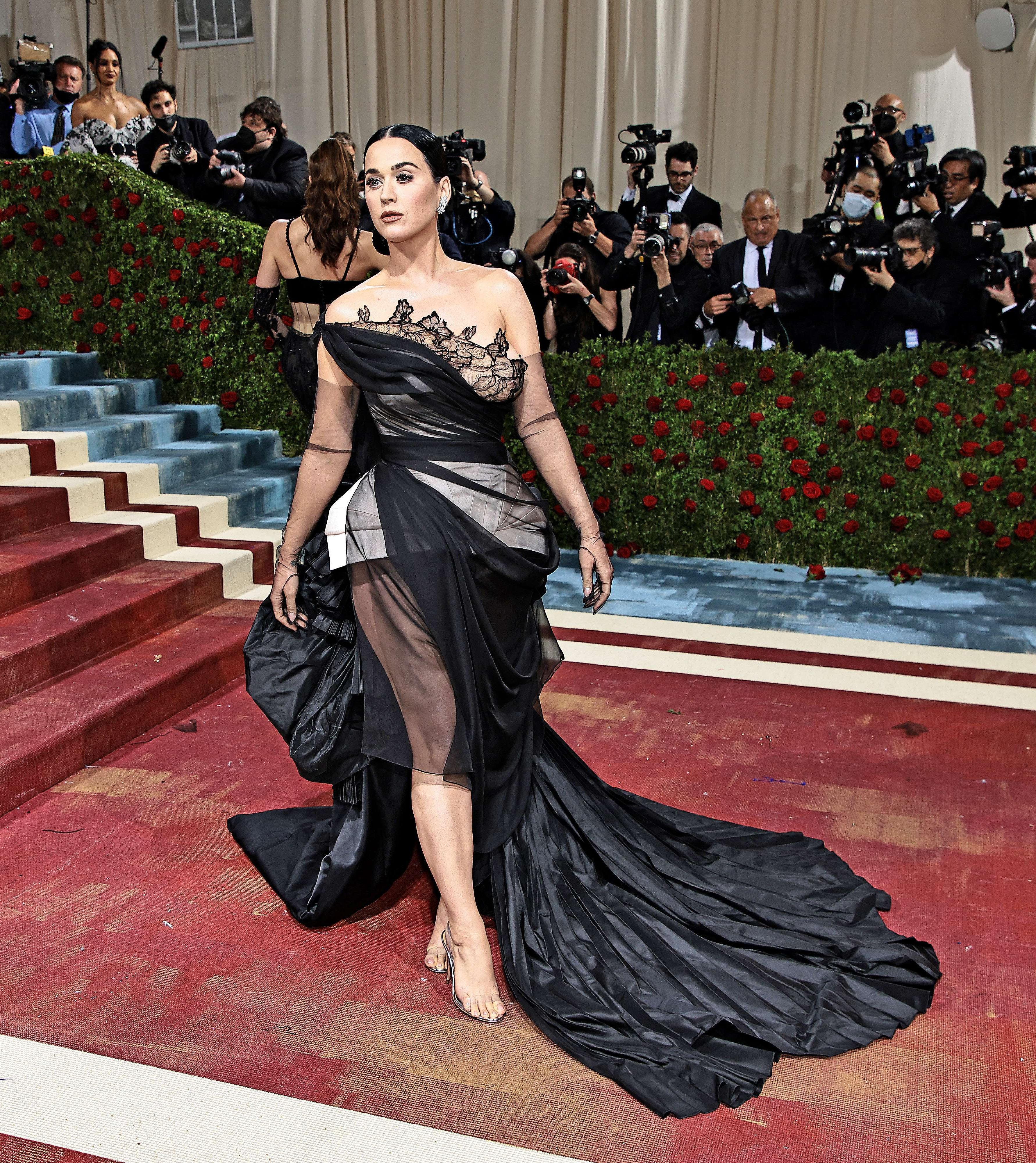 NEDTONET: Katy Perry er vanligvis å se i noe som minner langt mer om et kostyme, men denne gangen valgte hun en svart kjole fra Oscar de la Renta.