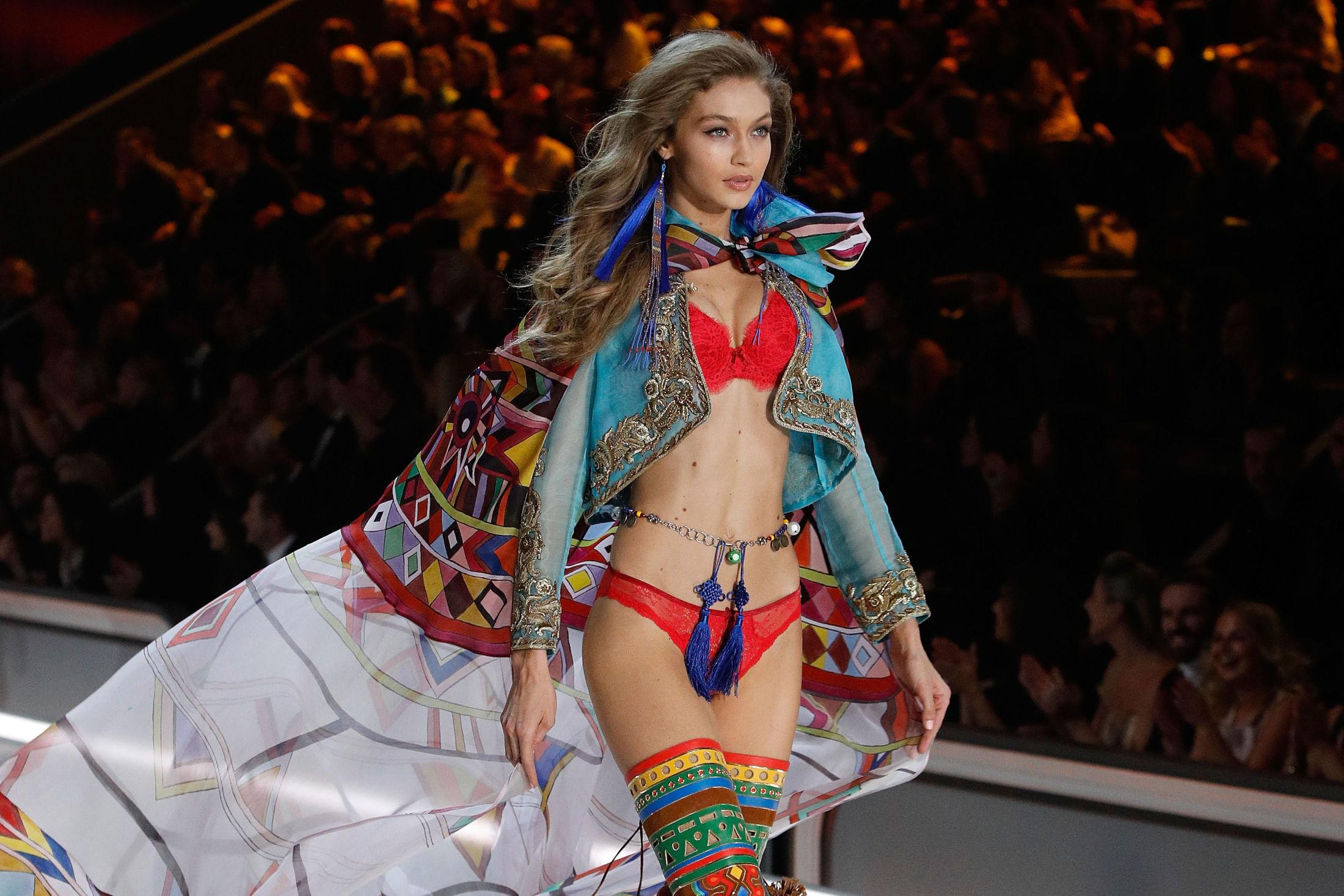 BARE BEGYNNELSEN: Gigi Hadid har rukket å få supermodellstatus tross sine 21 år. Onsdag kveld gikk hun for Victoria's Secret for andre gang. Foto: Getty Images