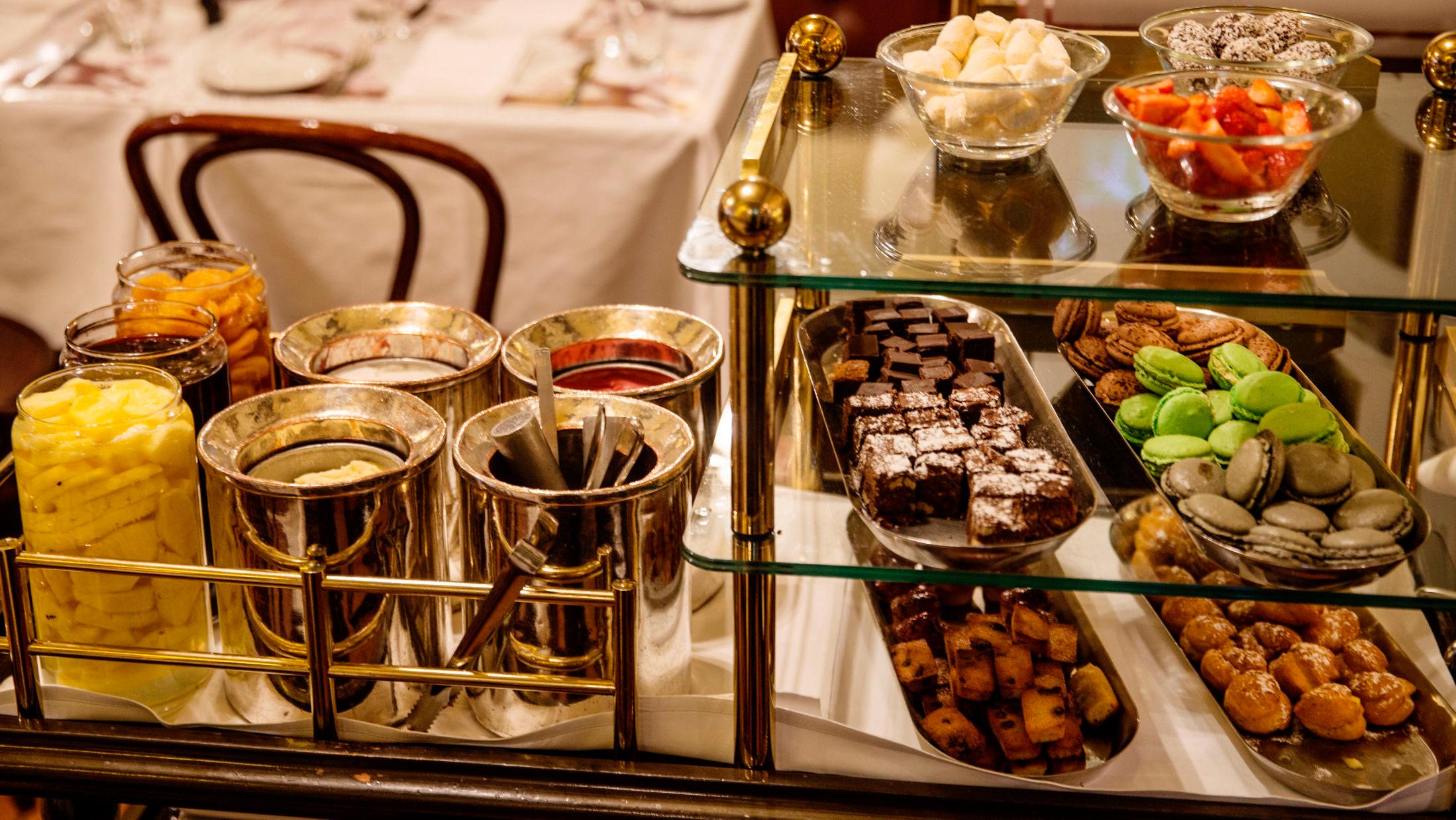 VERDT Å VENTE PÅ: Det er dessertvognen som er høydepunktet på Brasserie France. Foto: Mattis Sandblad/VG.