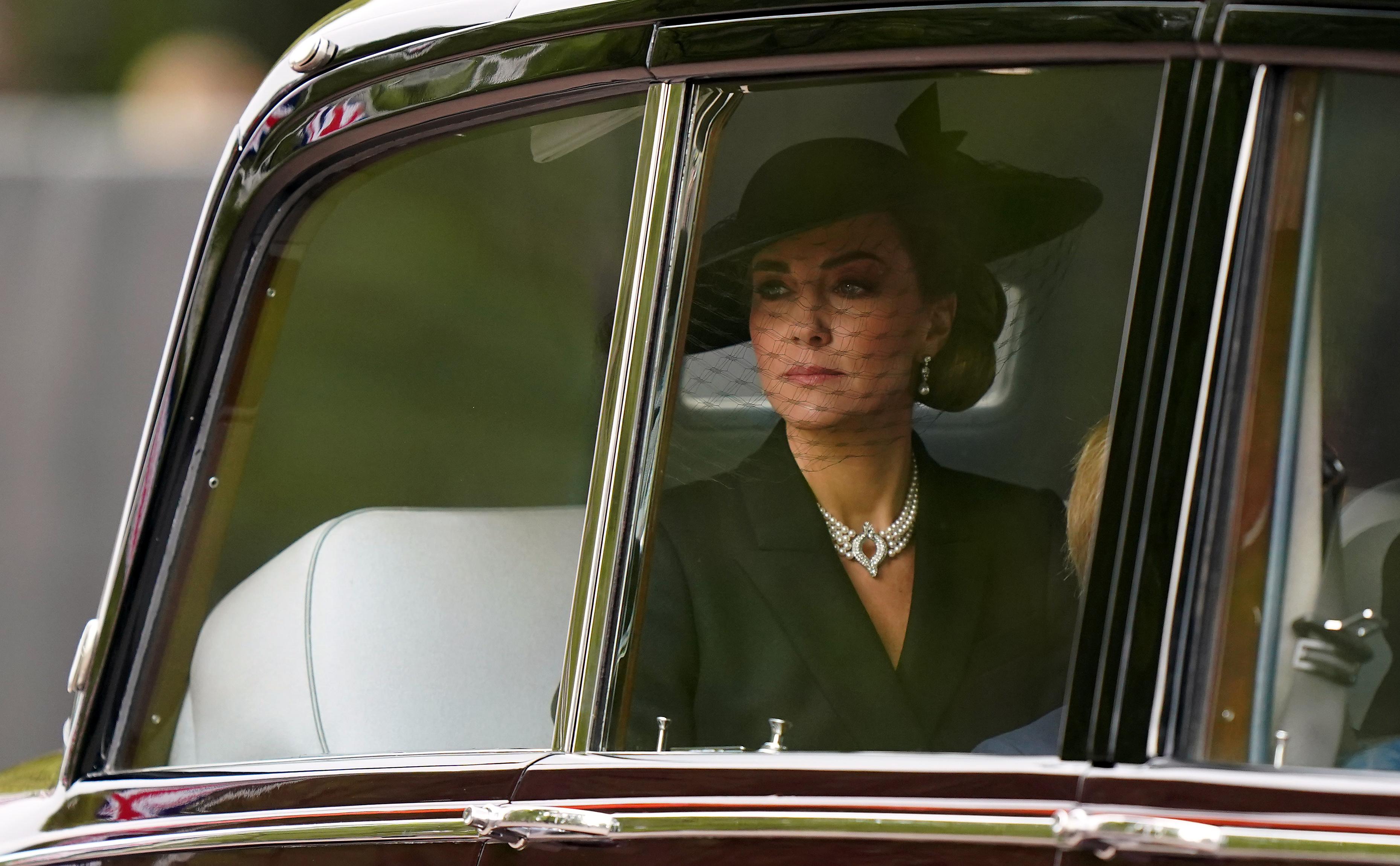 KONGELIG TRADISJON: Ifølge flere eksperter MinMote har snakket med, er det ingen overraskelse at flere velger å bruke perler i dronning Elizabeths begravelse.