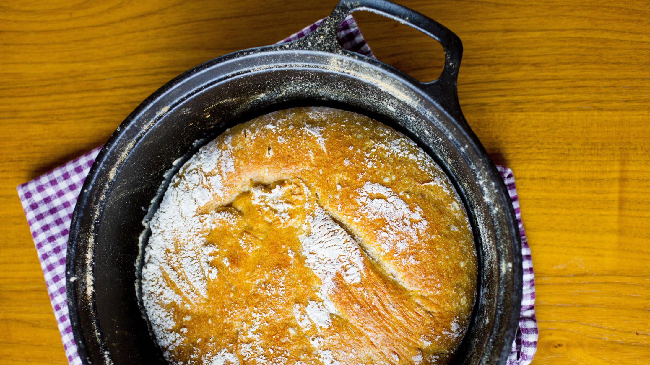 IMPONER: I gryte kan du enkelt lage et imponerende lekkert brød. Foto: Sara Johannesen