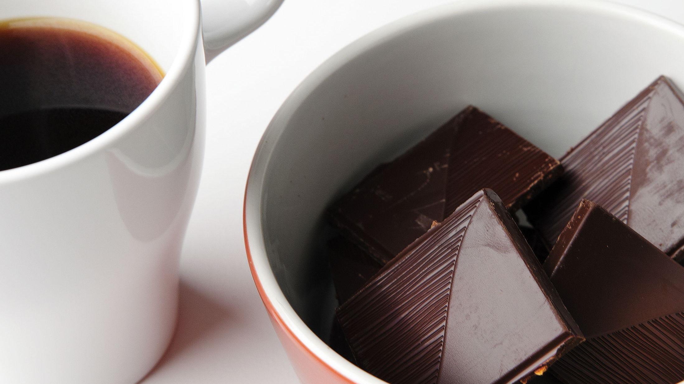 Mørk sjokolade: De fleste får- i alle fall kortvarig – bedre humør av sjokolade. En liten bit mørk sjokolade kan øke din energi og ditt humør. Mørk sjokolade med minst 70 prosent kakao og helst sukkerfri er rik på antioksidanter som beskytter kroppens og hjernens celler og inneholder koffein og teobromin som virker oppkvikkende. FOTO: MAGNAR KIRKNES/VG