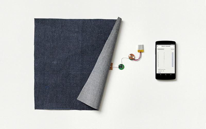 Det berøringssensitive tekstilet er koblet til miniatyr-elektronikk, som igjen kobles trådløst til mobilen.
