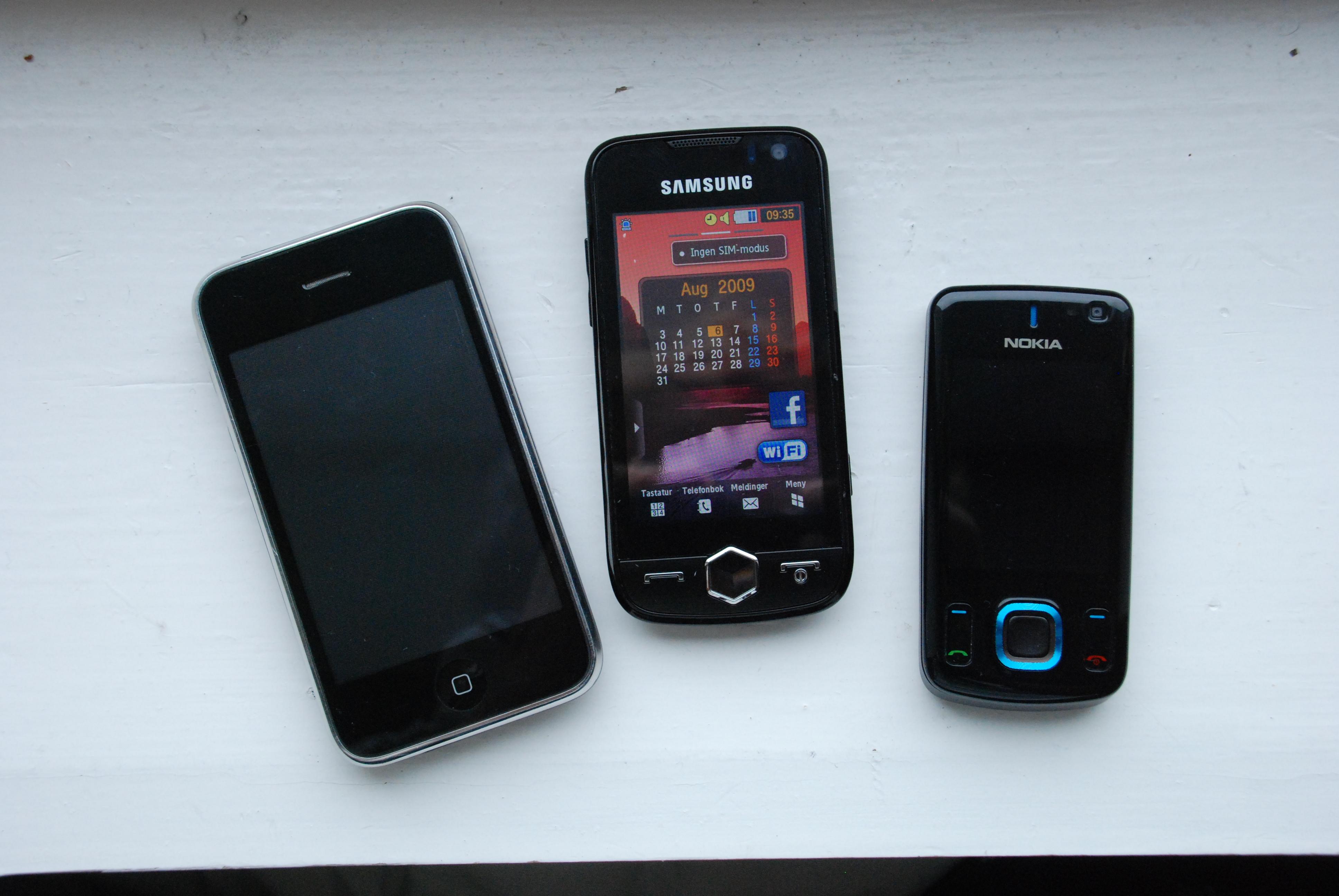 Jét er mindre enn Iphone, men større en mange vanlige telefoner som for eksempel Nokia 6600 Slide.
