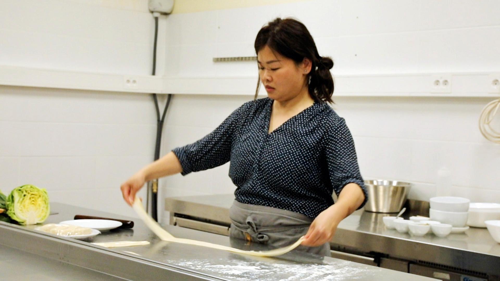 EKSPERT: Sue Zhou har jobbet som kokk i en årrekke. Her strekker hun ut deigen til biang biang-nudlene.