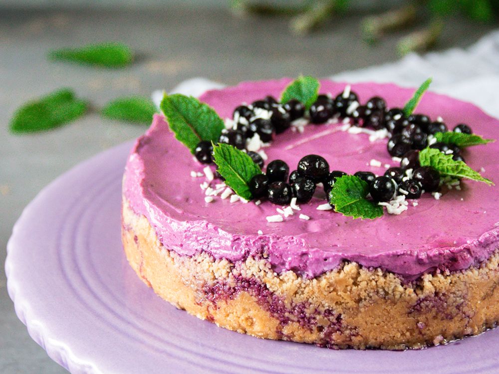 Färgsprakande blåbärscheesecake