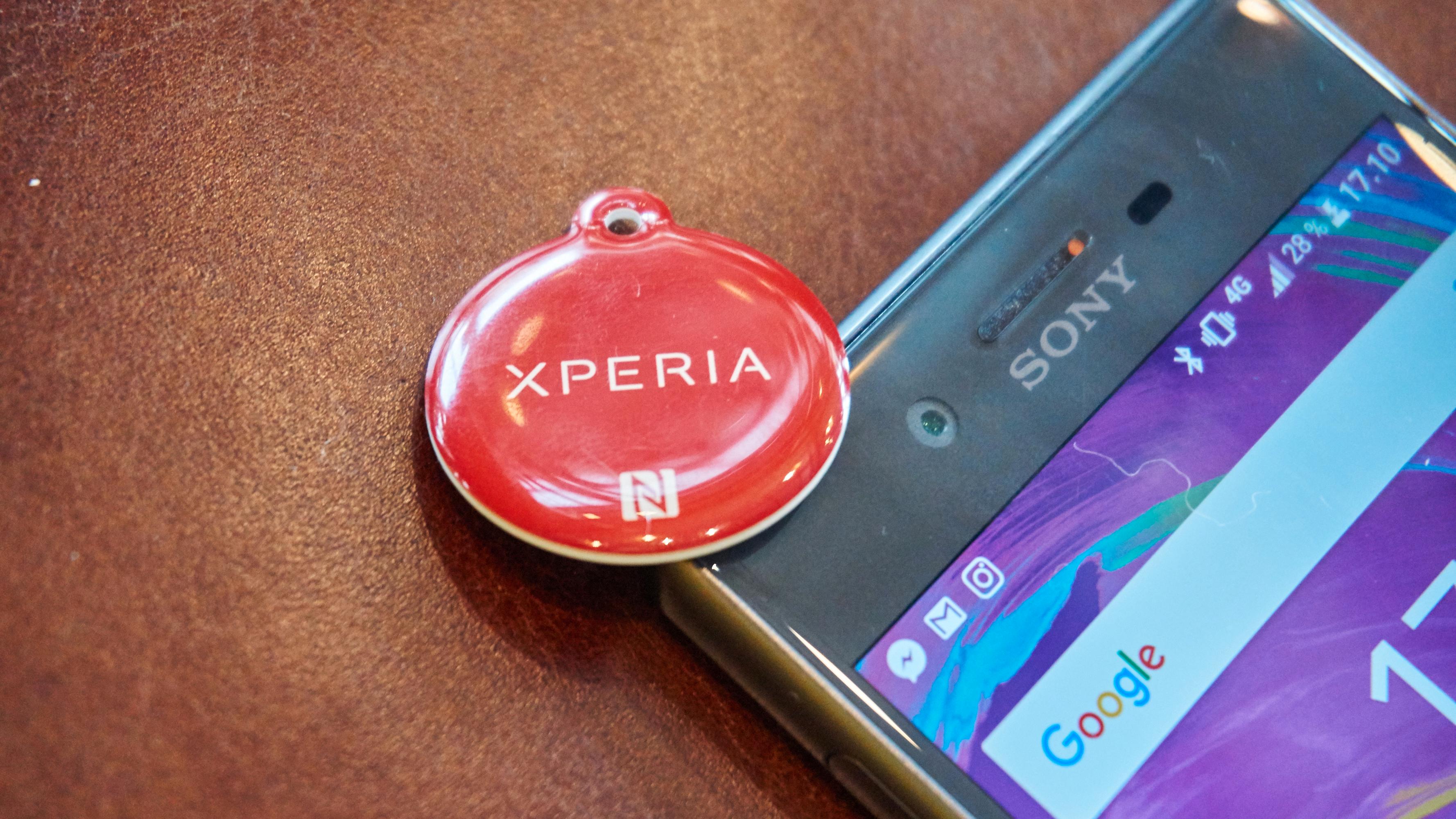 På Xperia X Performance sitter NFC-sensoren i front, og Tag-en må altså berøres der.