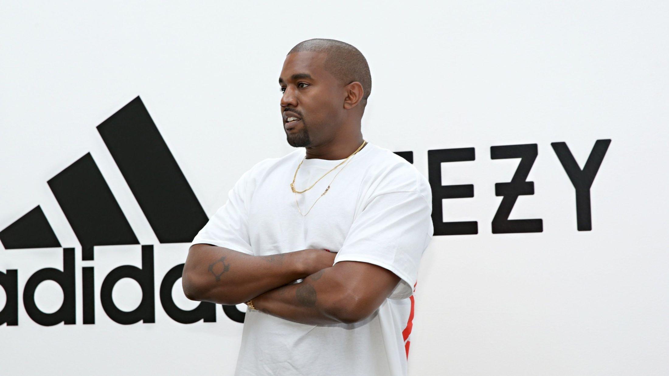 SATSER STORT: Kanye West under presentasjonen av rapperens nye avtale med Adidas. Foto: Jonathan Leibson, AFP