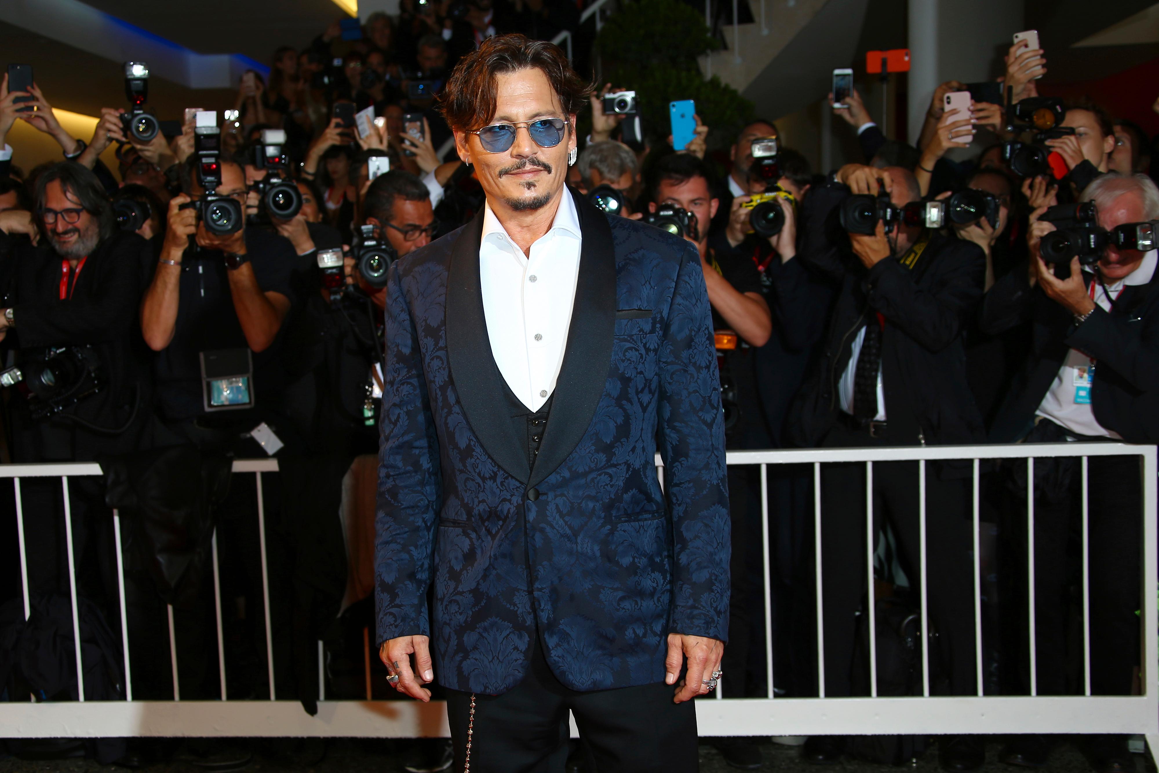 PREMIEREKLAR: Fargen i den mønstrete jakken ble plukket opp i skuespillerens solbriller.