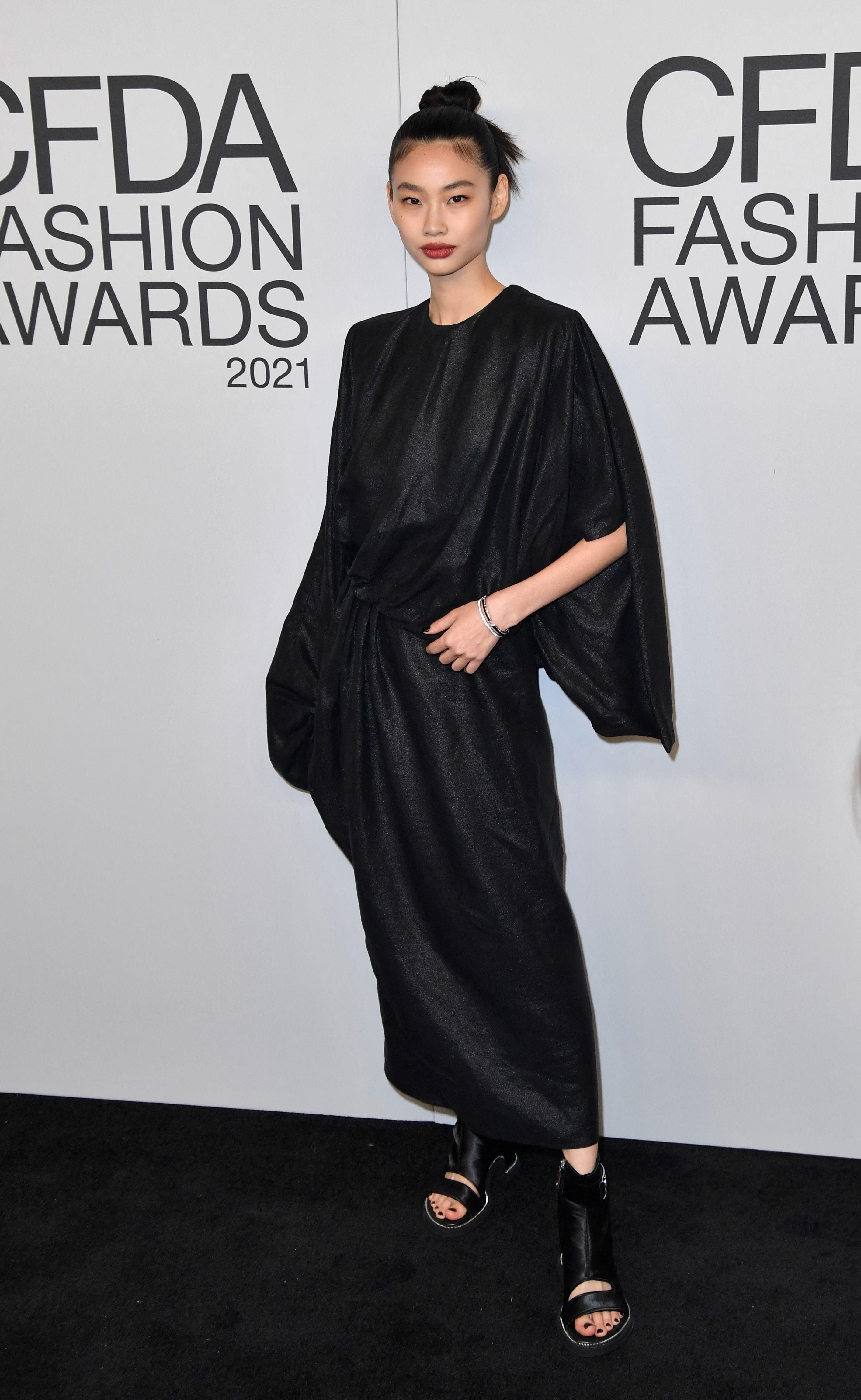 MOTEYNDLING: Squid Game-stjernen Jung Ho-yeon er motebransjens nye favoritt, og var selvfølgelig invitert til CFDA Awards. Hun var kledd i kjole fra Louis Vuitton. 
