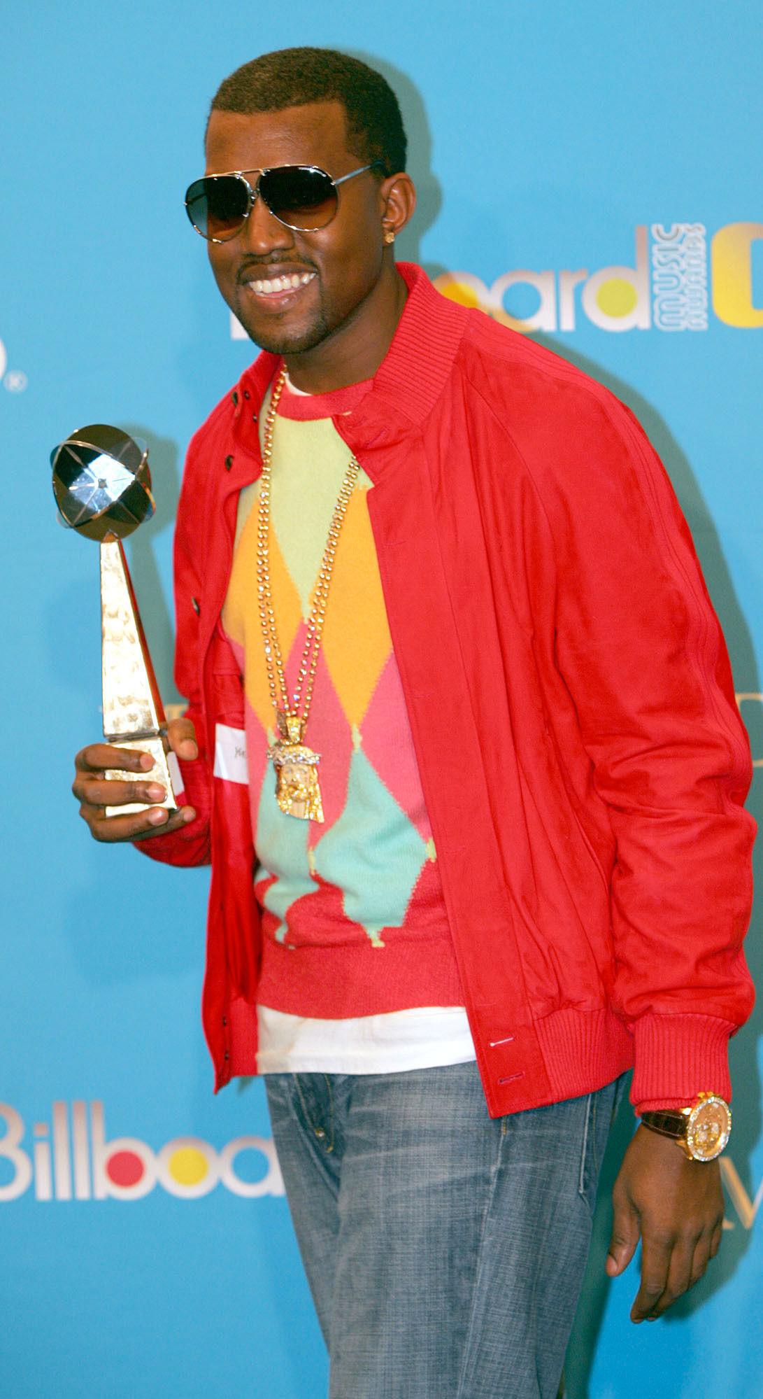 PREPPY OG BLING: Kanye West elsket å mikse det preppy uttrykket med litt et stort gullkjede og luksuriøs klokke. Her fra Billboard Music Awards i 2004. Foto: AP