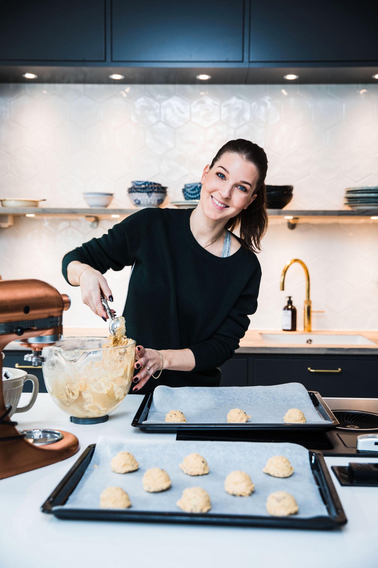KREATIV: Et godt tips er å bruke iskremskje når du skal fordele cookiedeigen, ifølge kokebokforfatteren. Foto: Jørgen Braastad/VG