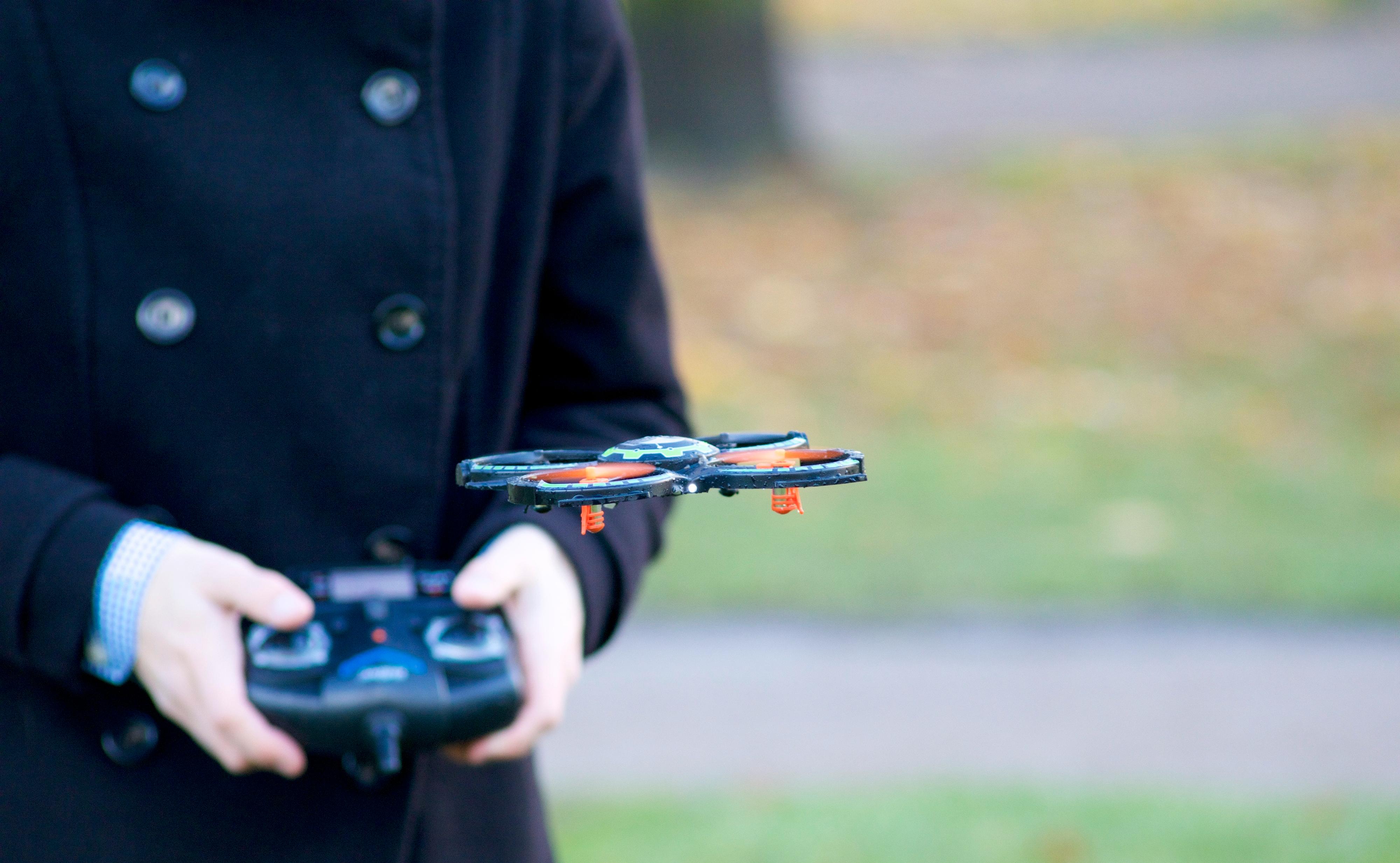 UDI Mini Drone er forholdsvis enkel å manøvrere. Foto: Erik Røseid, Tek.no