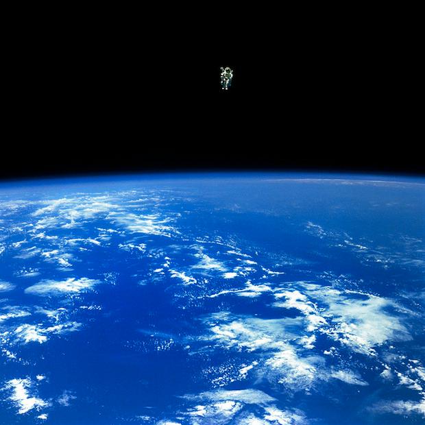 Her er astronauten Bruce McCandless farlig langt unna skipet sitt. .Foto: NASA