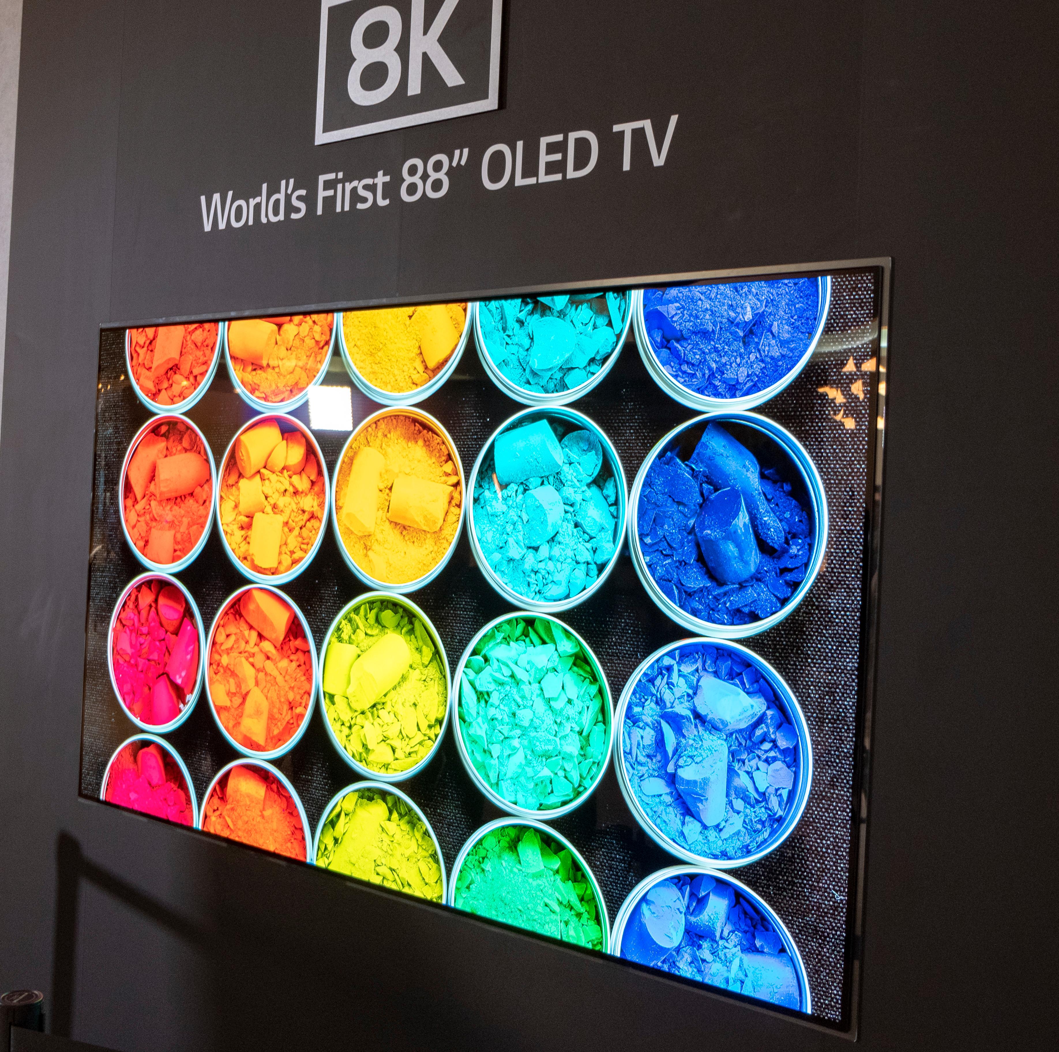 Som vanlig for OLED-skjermer spiller ikke vinkelen du titter fra noen stor rolle. Gnistrende farger og vanvittig detaljgjengivelse får man også fra siden av 8K-OLEDen.