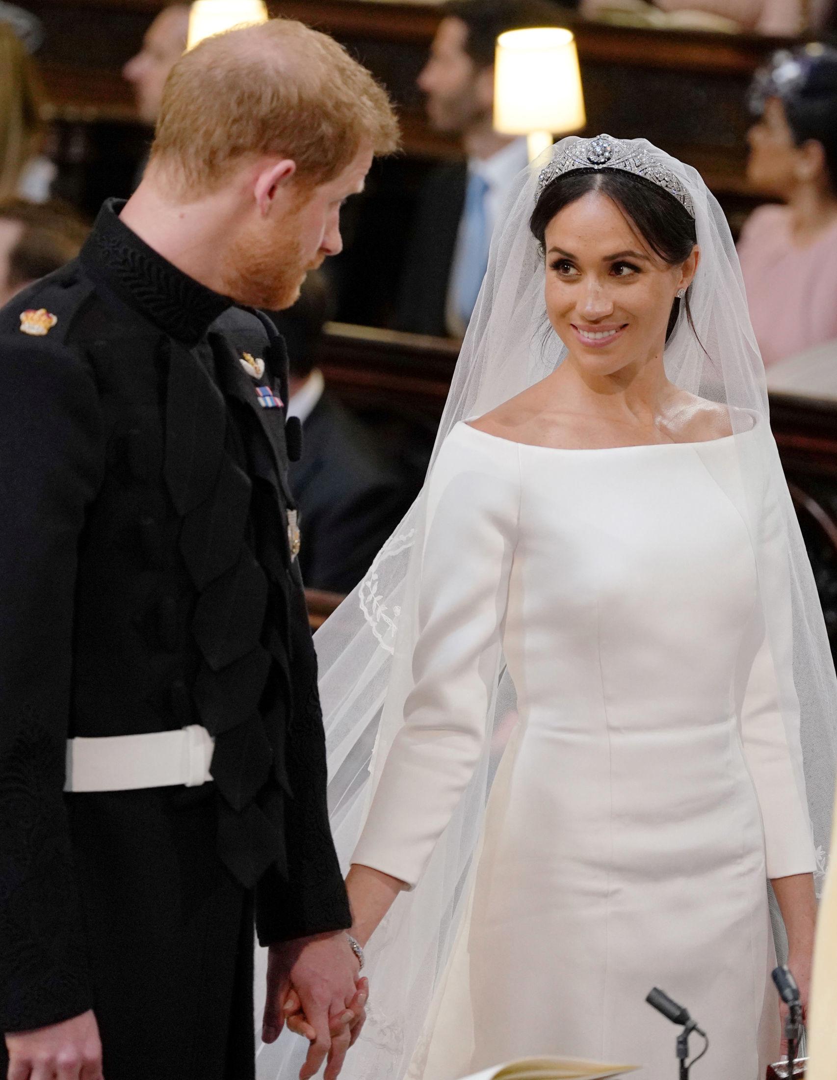 FORELSKET: – Du ser fantastisk ut, sa brudgommen prins Harry til sin utkårede ved alteret. Foto: Reuters.