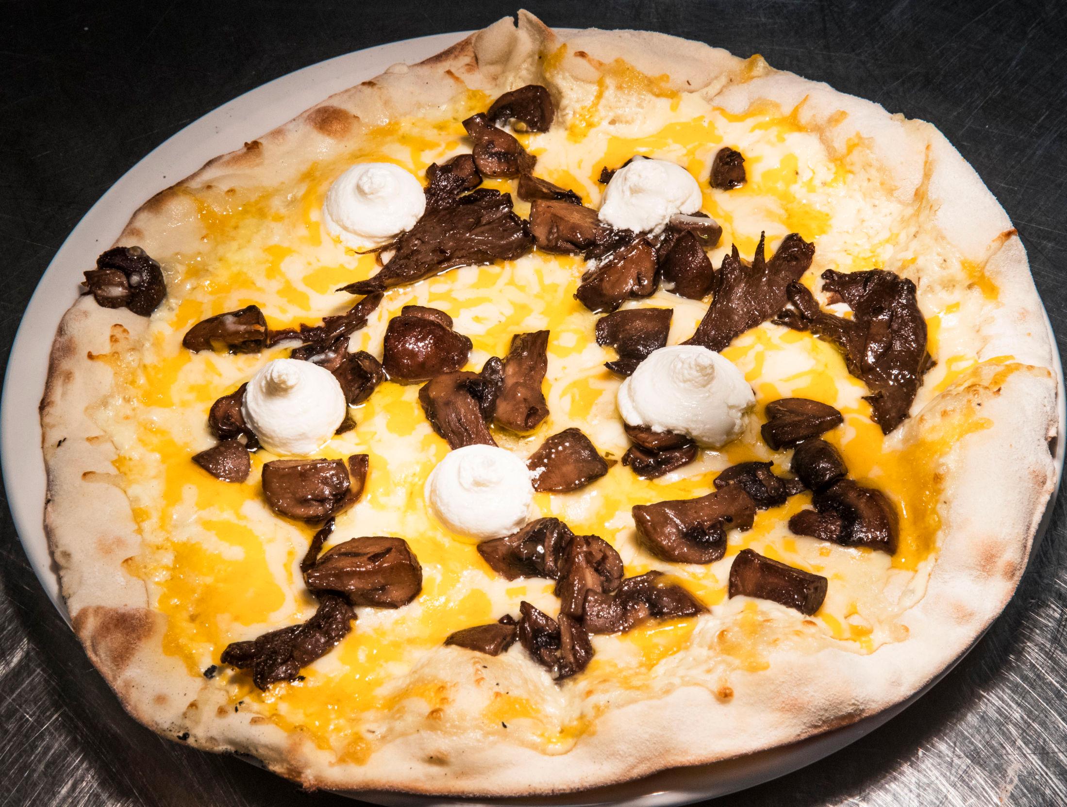 ANBEFALING: Skogsopp-pizza med trøffelolje