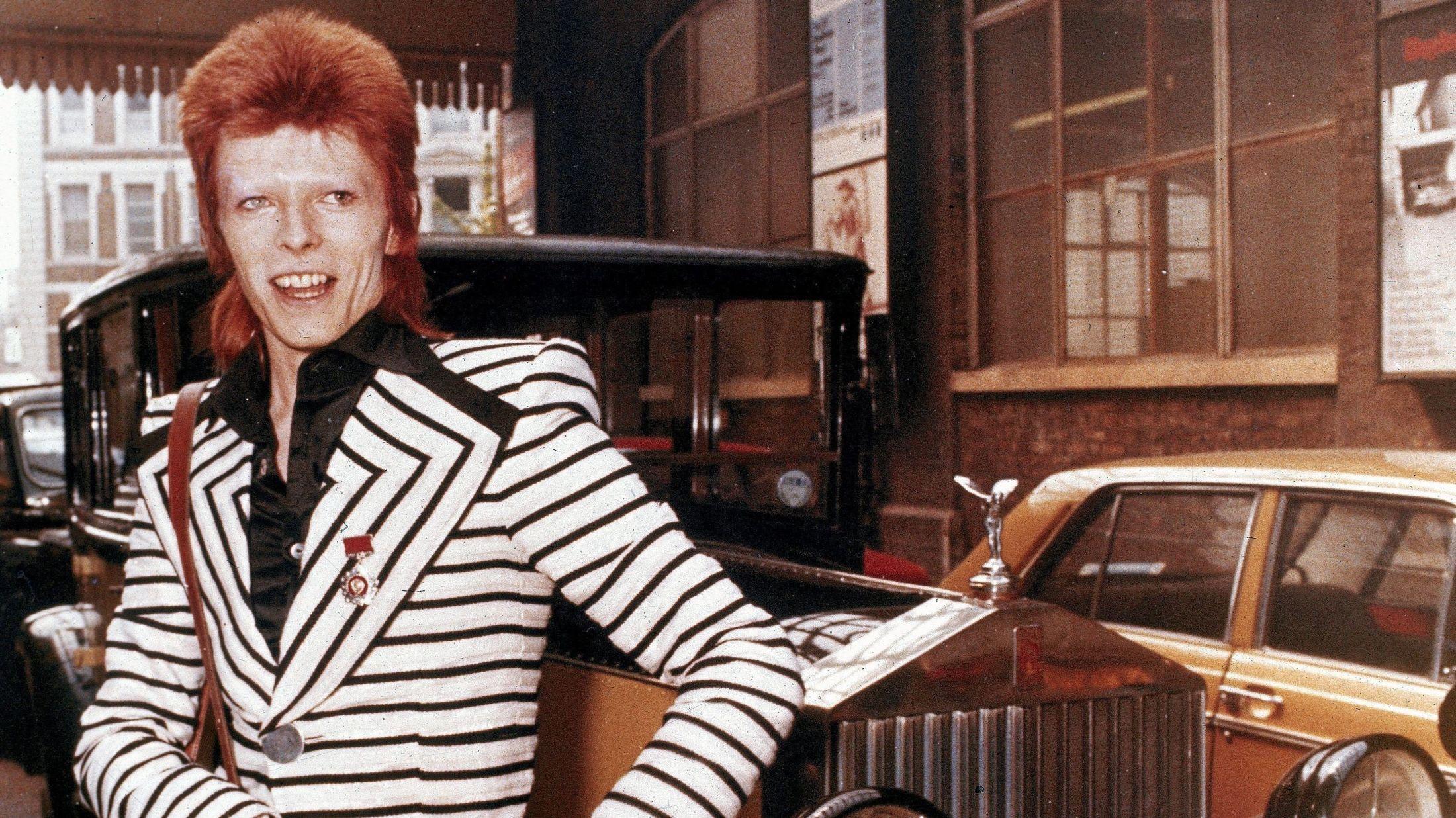 ZIGGY-STIL: David Bowie med det karakteristiske røde håret og vilt antrekk fra Ziggy Stardust-tiden på 70-tallet. Foto: NTB Scanpix