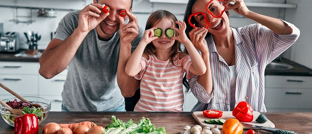 Barns viktkurvor i Sverige ökar. Här tipsar vi om hur du lär din familj att äta bättre.