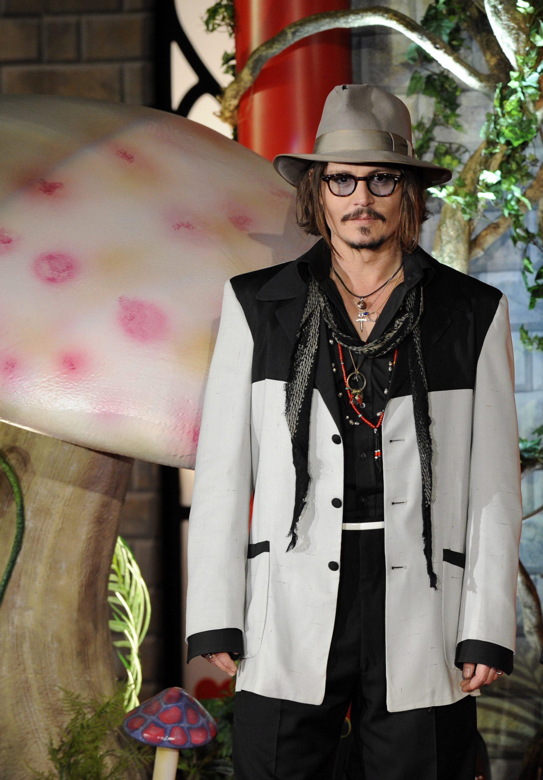 GARDEROBEFAVORITT: Denne jakken har Depp brukt ved flere anledninger. Her er han på premieren av «Alice in Wonderland» i 2010.