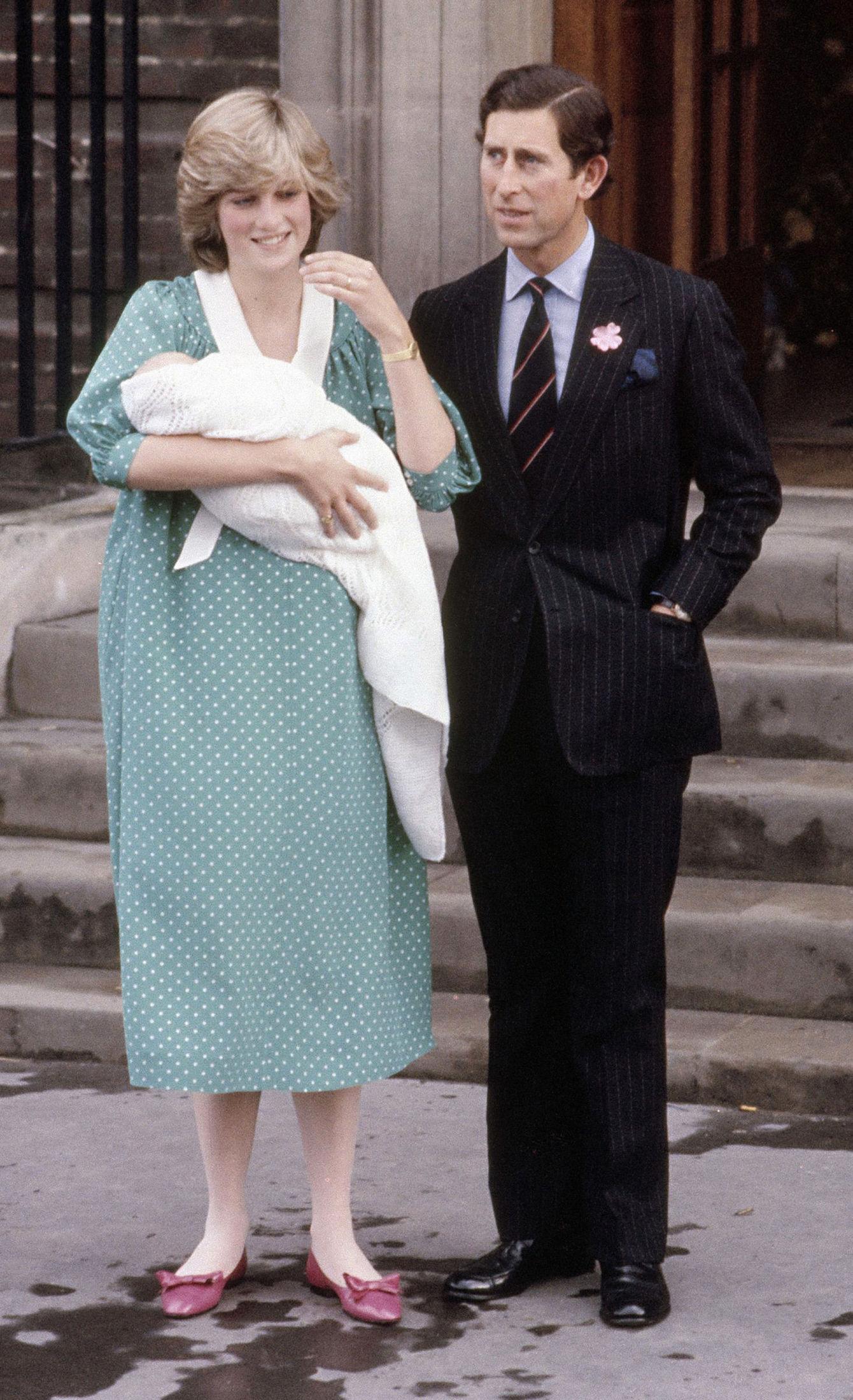 FØRSTEFØDTE: Prinsesse Diana og prins Charles viste fram William dagen etter fødsel. Diana hadde på seg en lysegrønn kjole med hvite prikker. Foto: AP