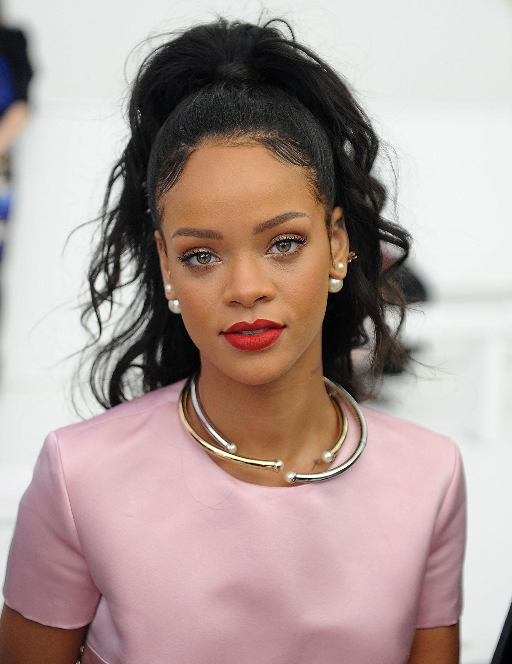 PÅ FØRSTE RAD: Rihanna gjester ofte store motevisninger – selvfølgelig på første rad. Her er hun under Diors cruise-show i 2015. Foto: Brad Barket/Invision/AP.