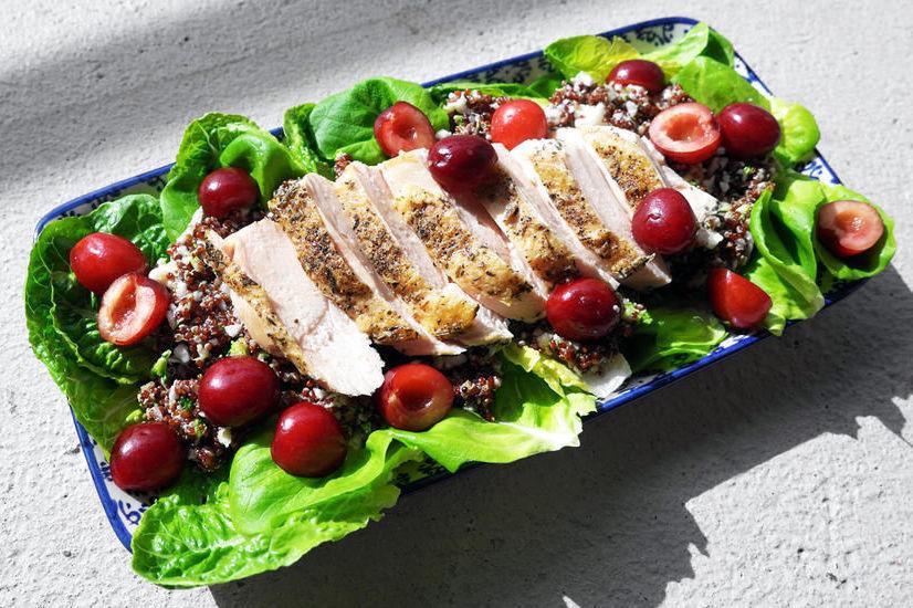 SOMMERSALATEN: Piff opp salaten med moreller. Her finner du oppskriften på kyllingsalat med quinoa. Foto: Julie Ilona Balas