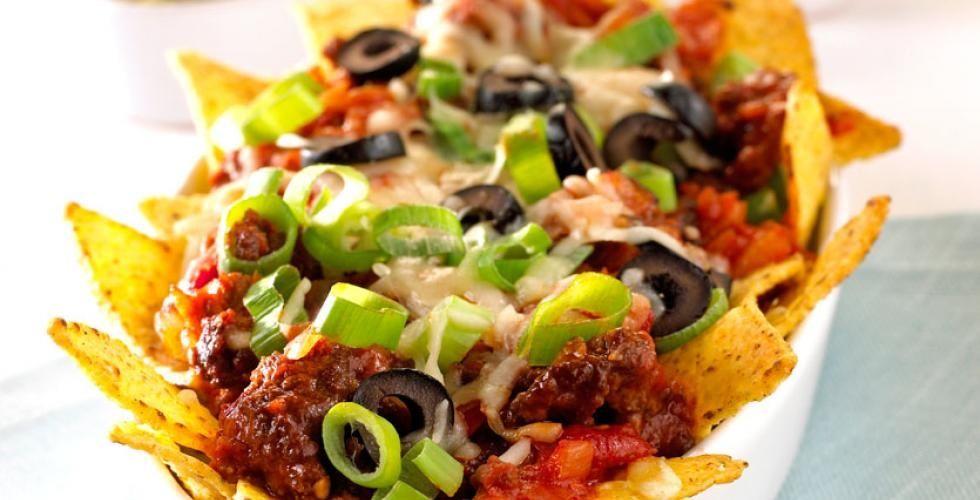 Prøv hjemmelagde nachos med kjøttdeig, salsa og chili. (Foto: Opplysningskontoret for egg og kjøtt.)