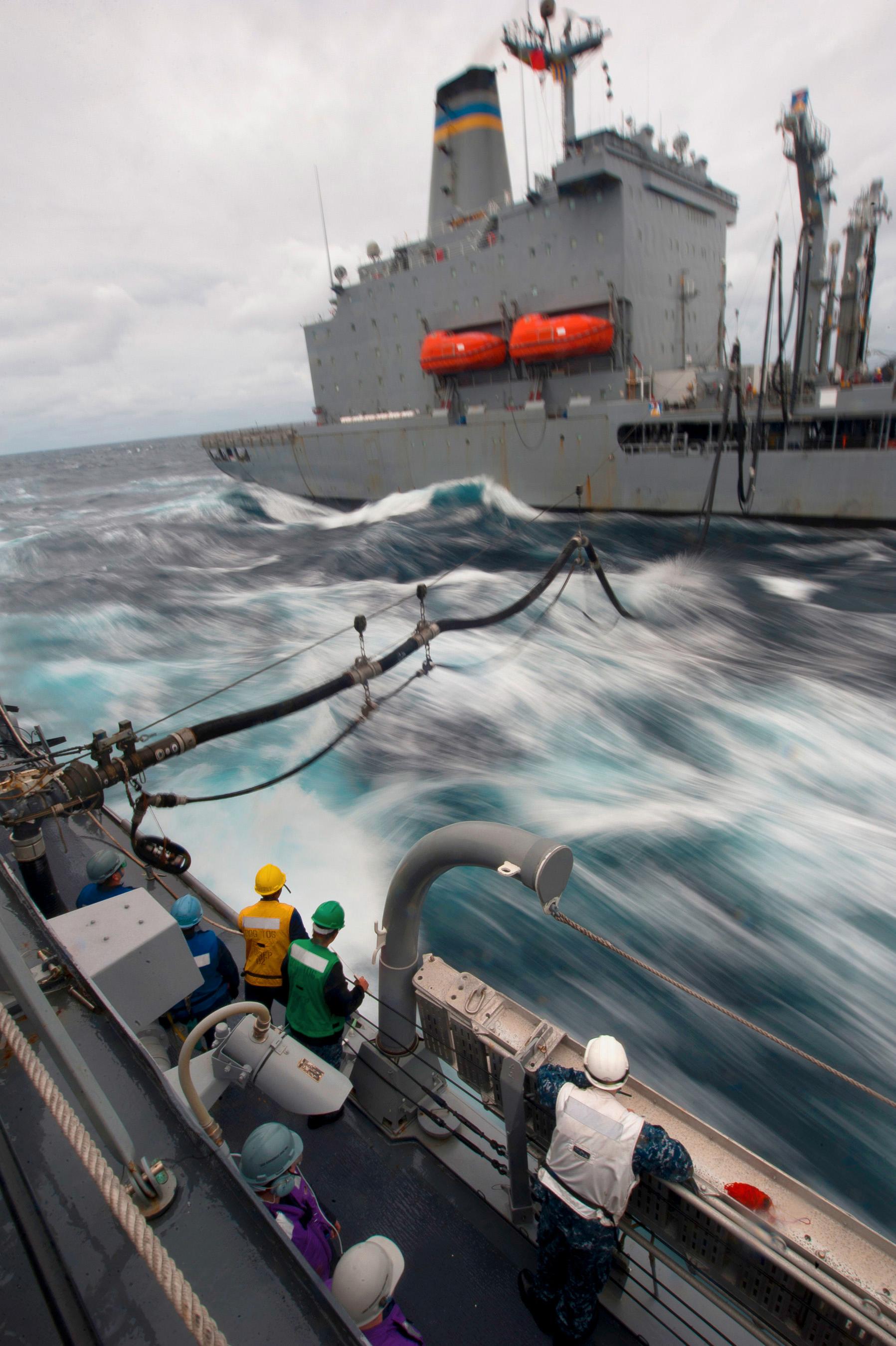Det er tungvint og kostbart å fylle drivstoff på sjøen. Men i framtiden kan dette bli unødvendig.Foto: U.S. Navy Military Sea Lift Command