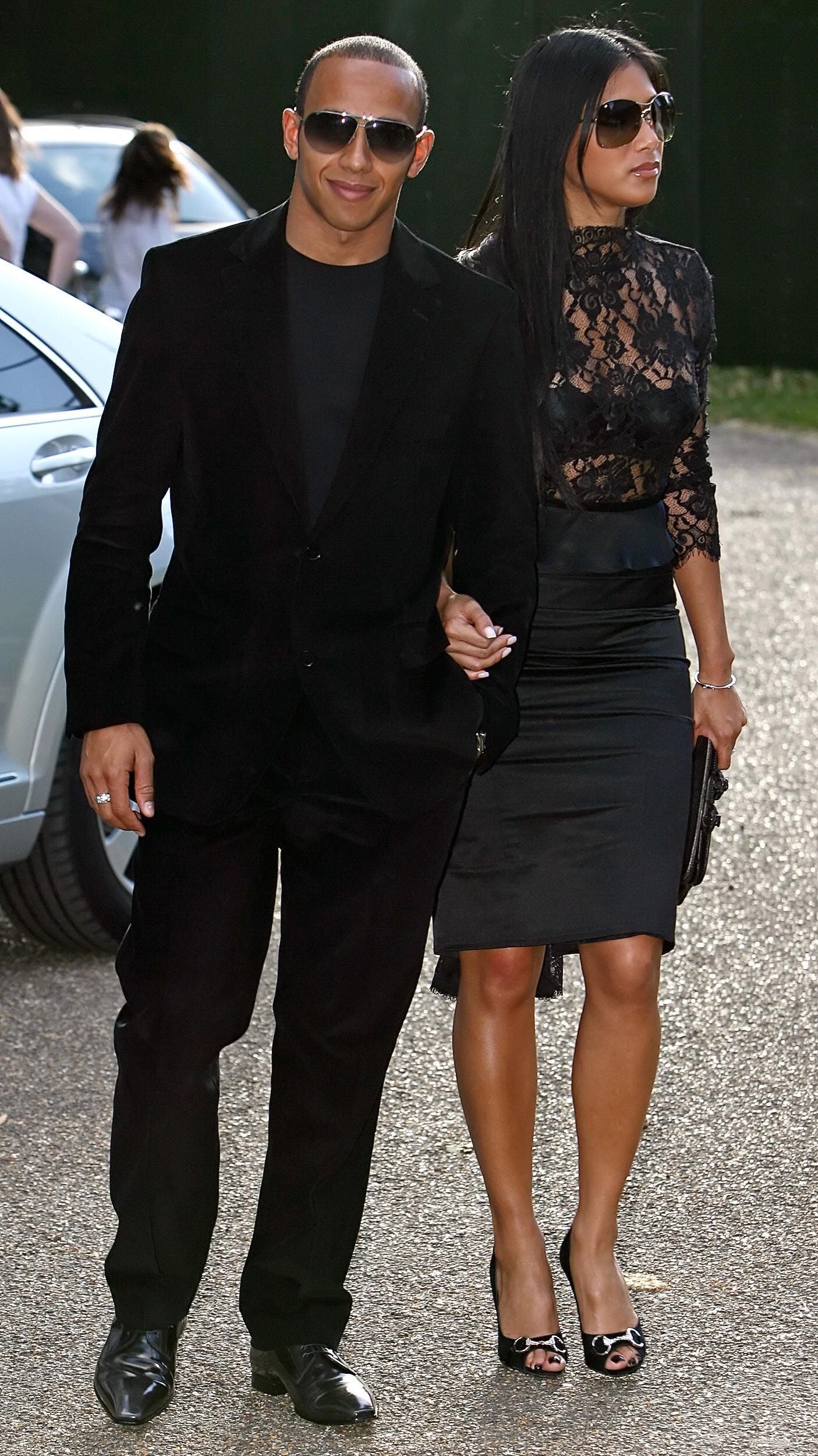 MAN IN BLACK: Lewis Hamilton kledd i sort sammen med sin daværende kjæreste Nicole Scherzinger, kjent som frontfigur i The Pussycat Dolls, i 2008. De to var sammen i syv år. 