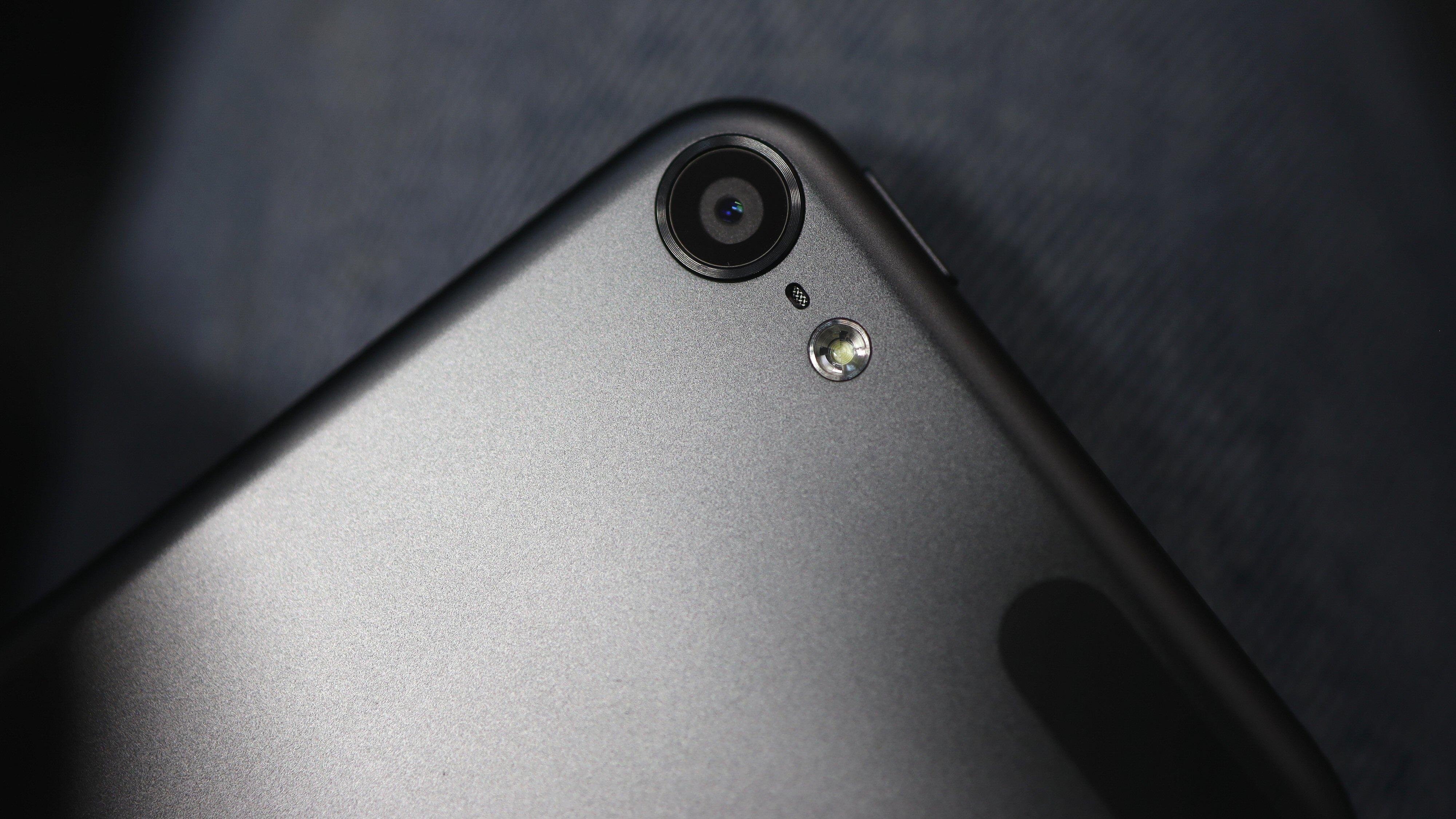 Apple iPod touch har kamera, blits og mikrofon, men en iPhone vil kunne ta bedre bilder og video.