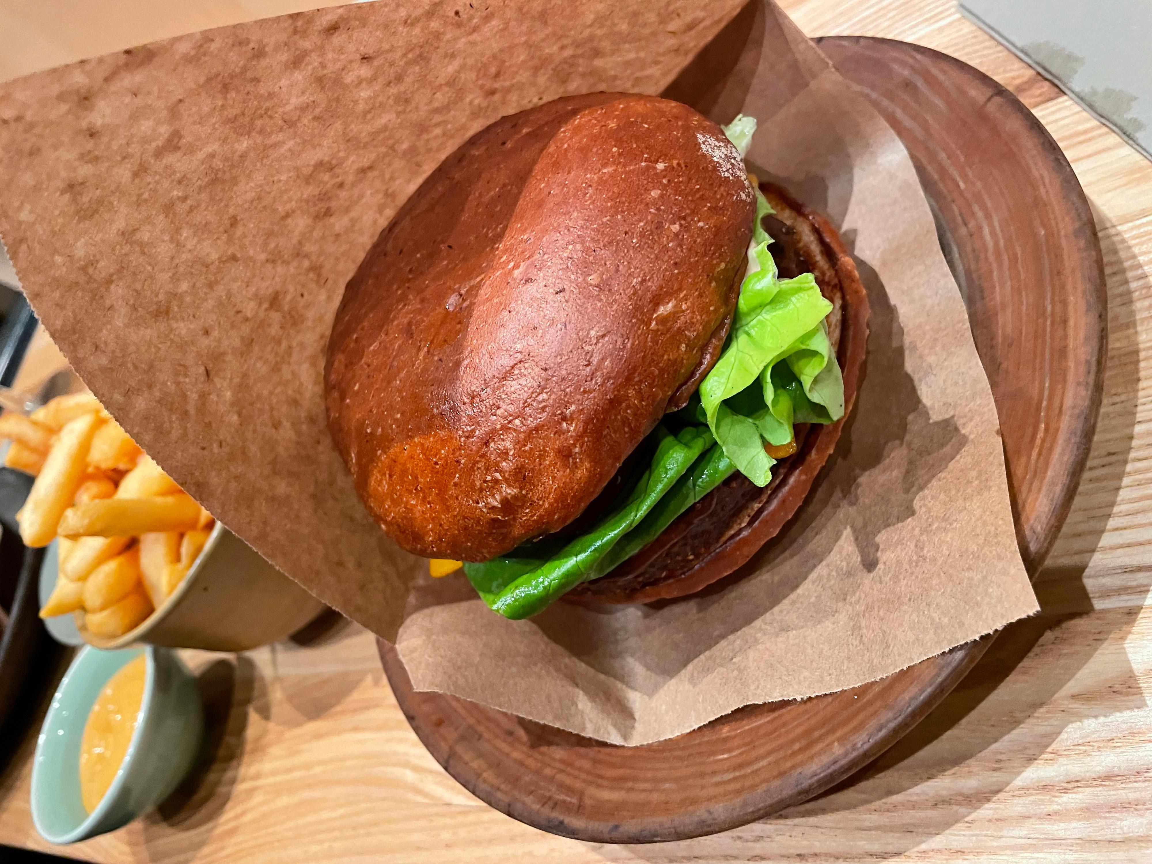 UNIK: Vegetarburgeren som sto på Noma-menyen under nedstengingen i 2020 fikk leve videre i burgerrestauranten Popl i København. Burgeren skiller seg ut som et mat-høydepunkt i 2021.