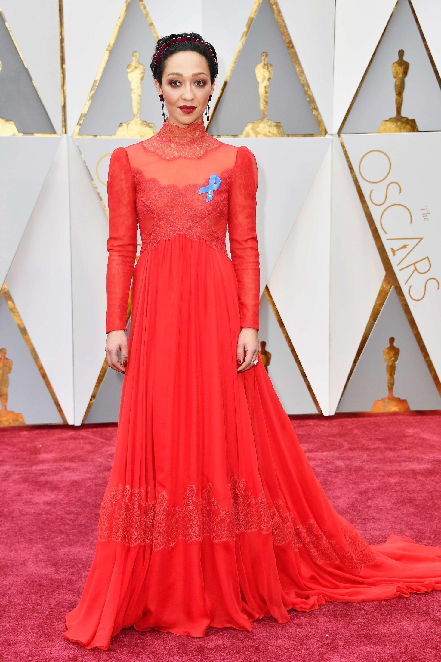 VAKKER: Iført en drøm av en kjole i ekte Valentino-rødt strålte Ruth Negga på den røde løperen. Foto: NTB scanpix