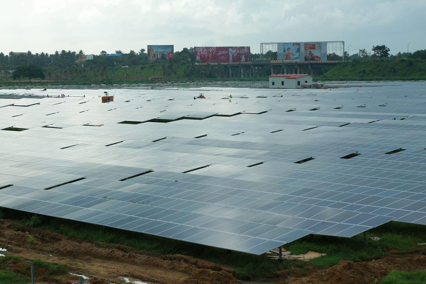 Anlegget består av 46 150 solcellepaneler. Foto: CIAL