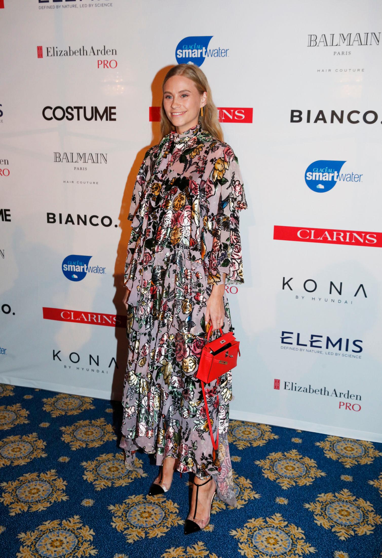 EKSKLUSIVT: Influencer Tine Andrea Lauvli hadde også kjole fra Mulberry. Vesken er fra Hermes. FOTO: TROND SOLBERG/VG