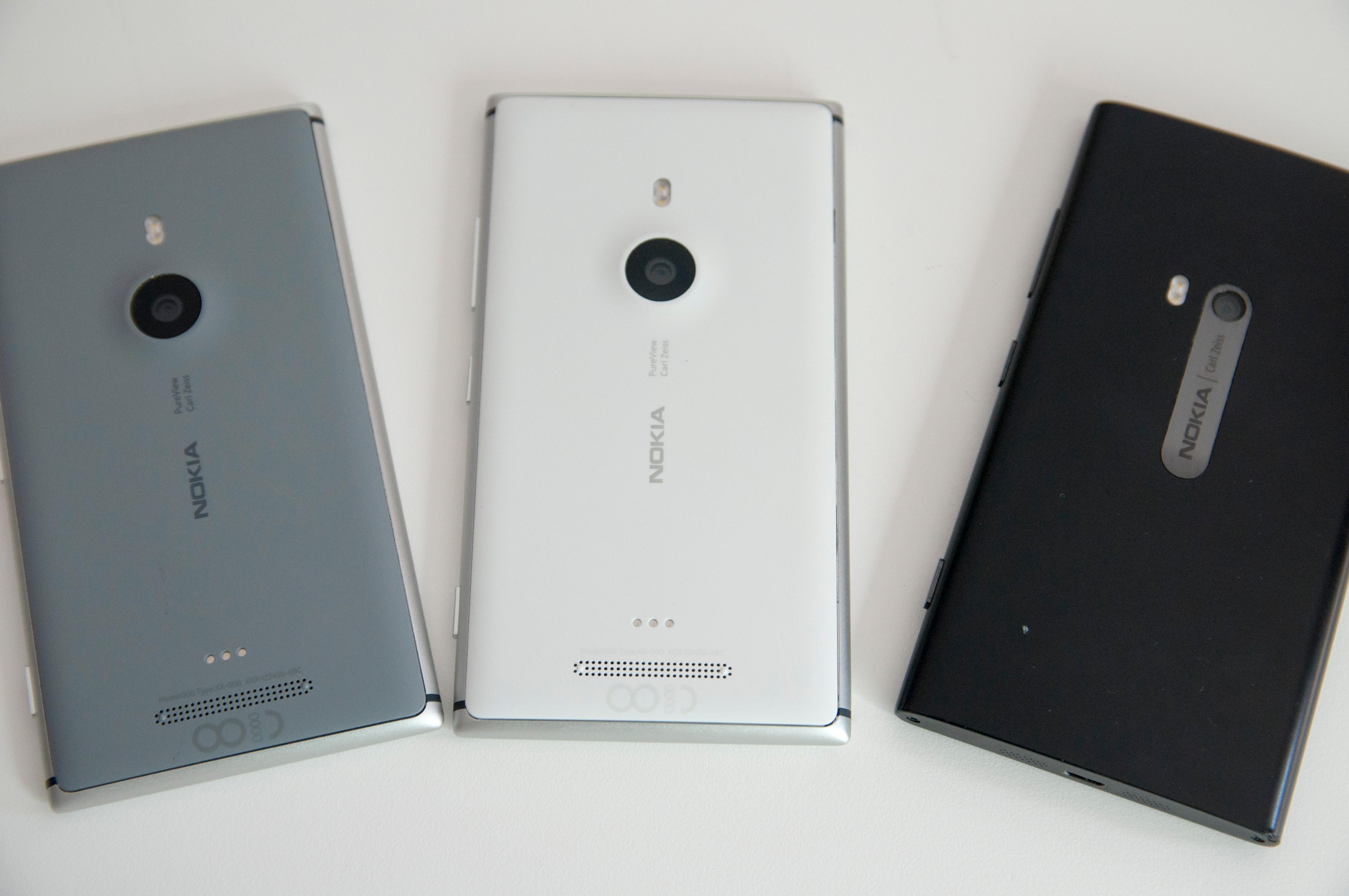 Her er Lumia 925 i hvitt og grått, ved siden av en svart Lumia 920.Foto: Finn Jarle Kvalheim, Amobil.no