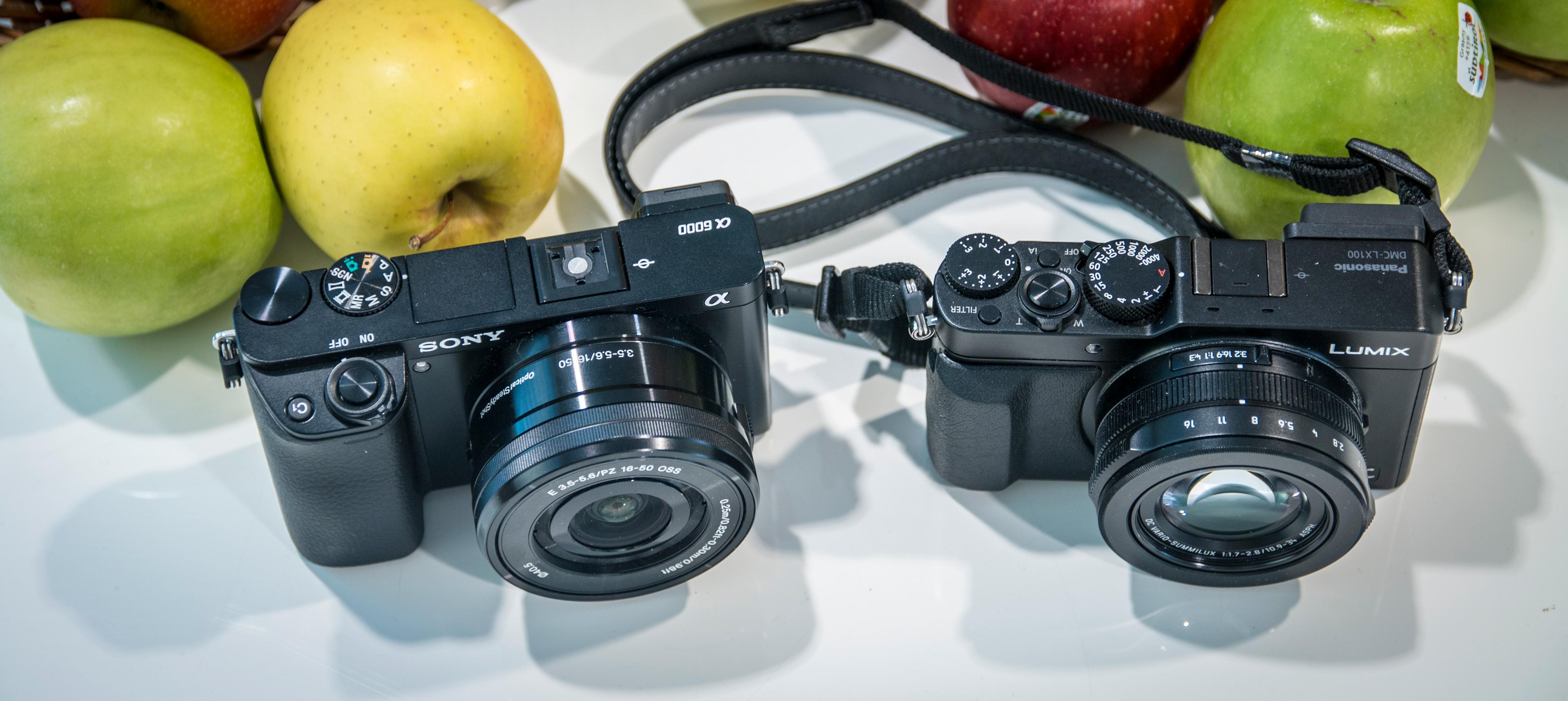 Systemkameraer trenger ikke være store: Bare ett av disse er et systemkamera, det andre er en såkalt «entusiastkompakt». Foto: Kristoffer Møllevik