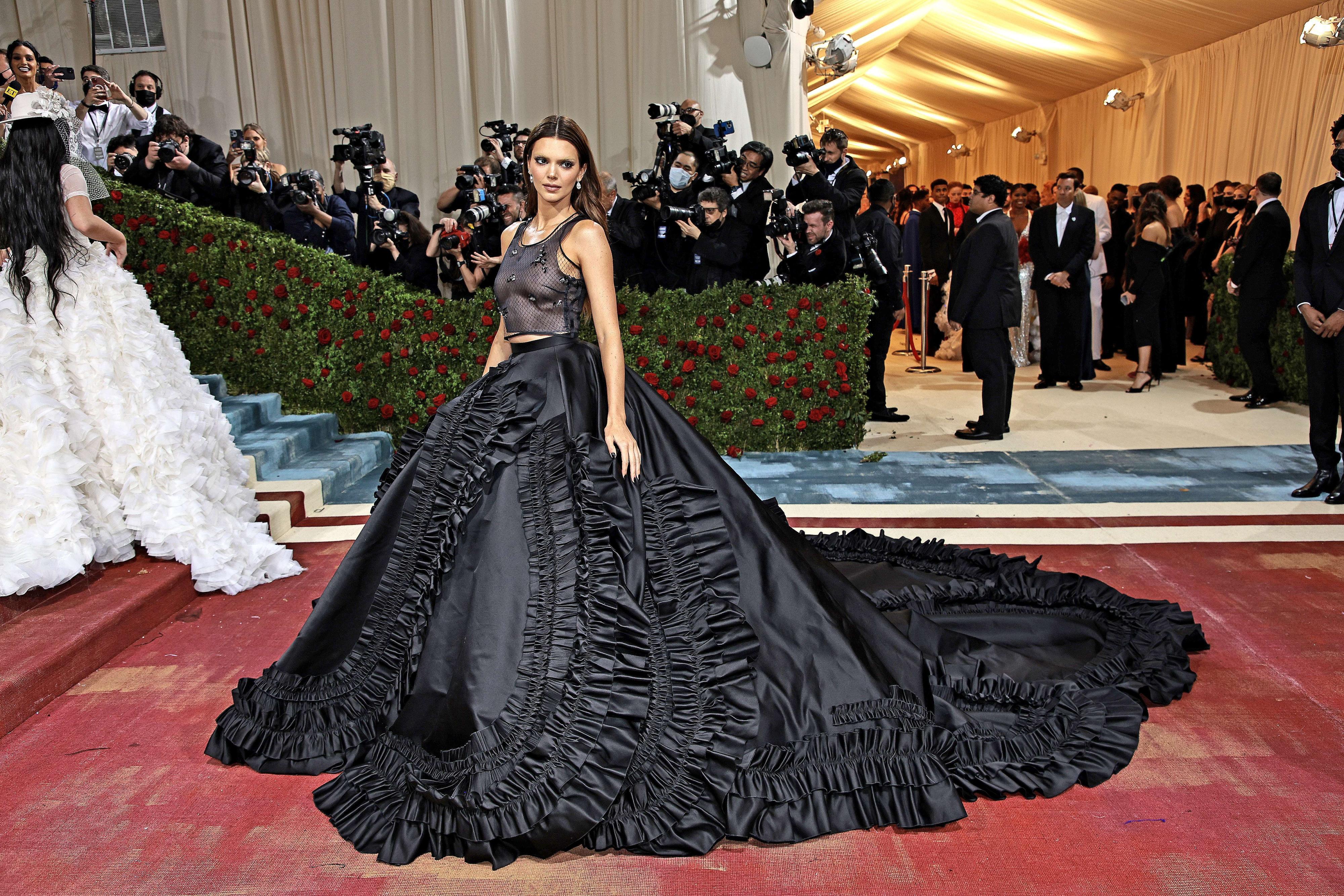 DRAMATISK: Kendall Jenner i en dramatisk, sort kjole fra Prada med stort skjørt og slep. Legg merke til de blekede brynene! 