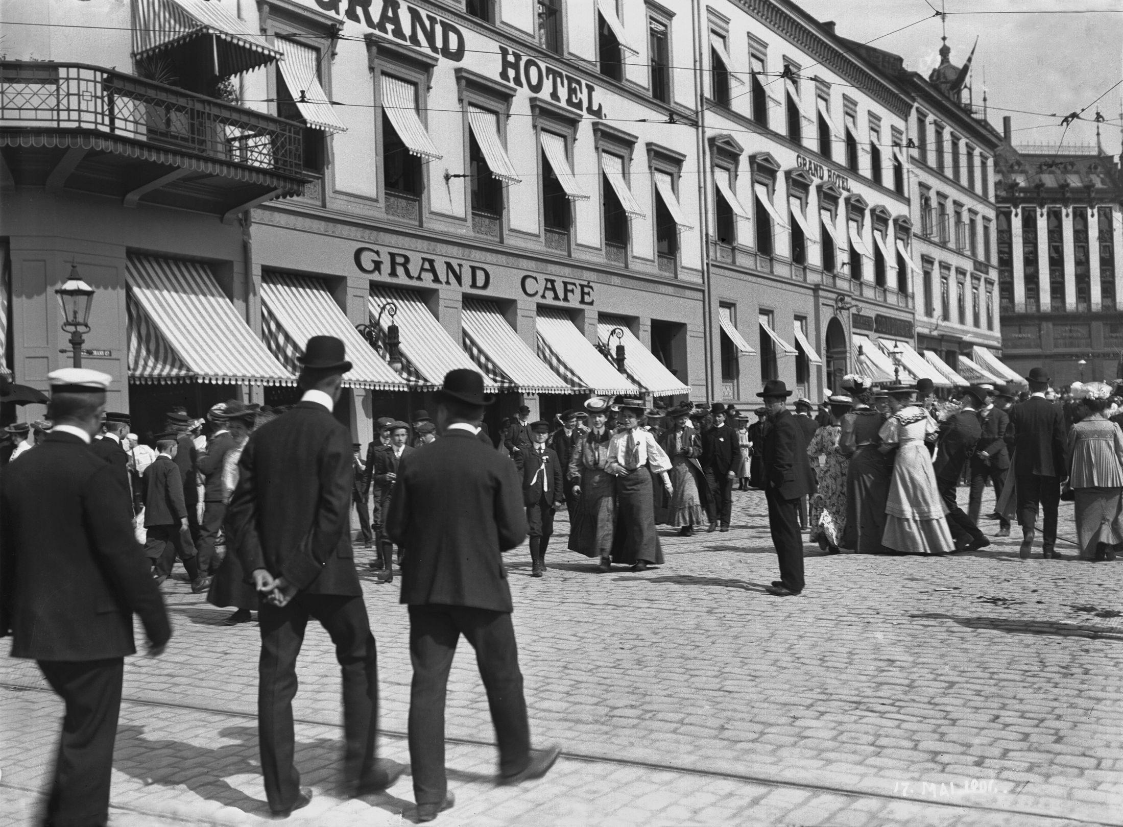 NASJONALDAGEN: 17. mai-feiring i Karl Johans gater utenfor Grand var også populært i 1906. Foto: Ukjent fotograf/Oslo Museum