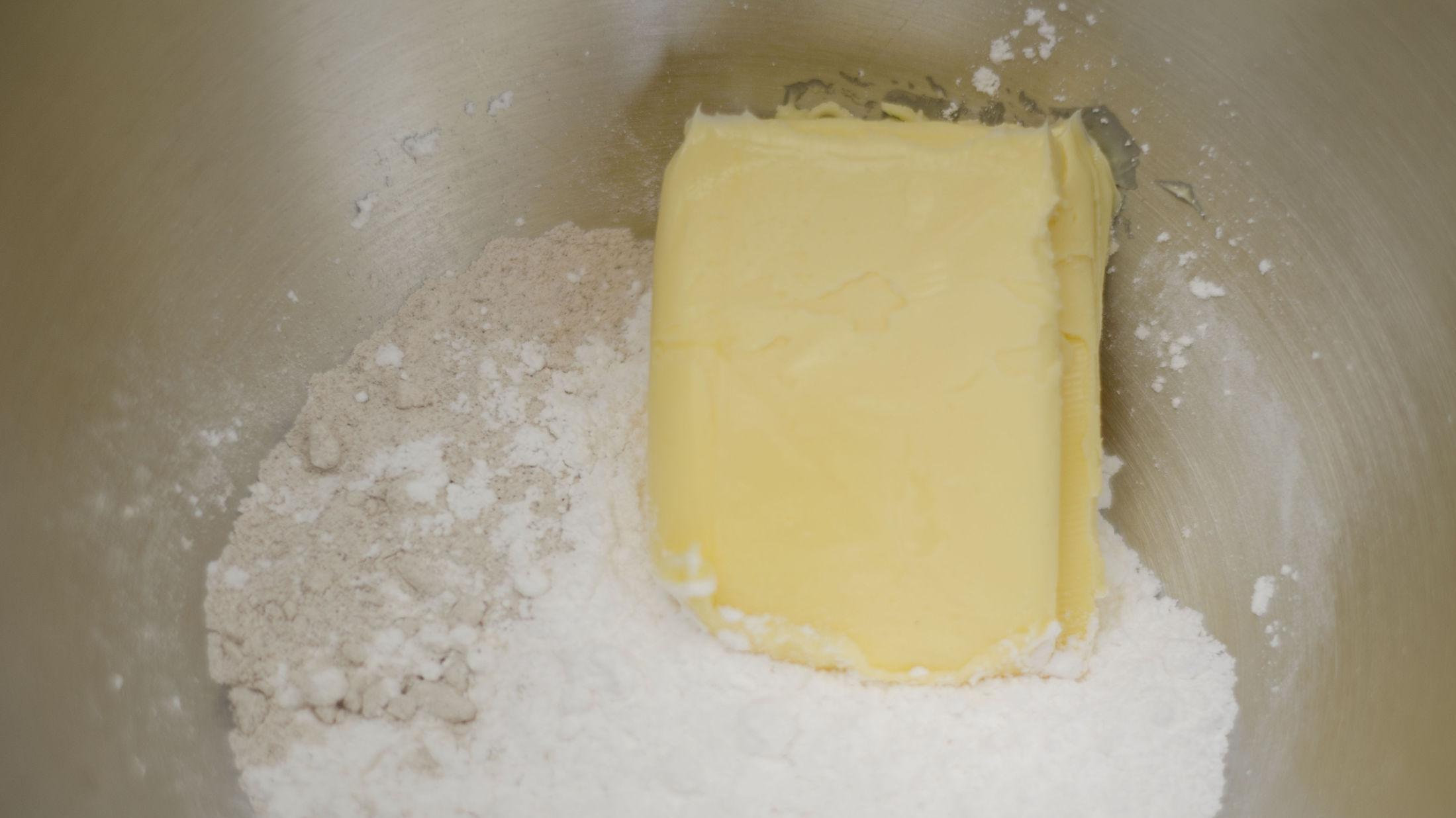 1. Ha mykt smør, melis og vaniljesukker i en bolle og miks til du får en lys og kremete konsistens. Foto: Mari Mushom