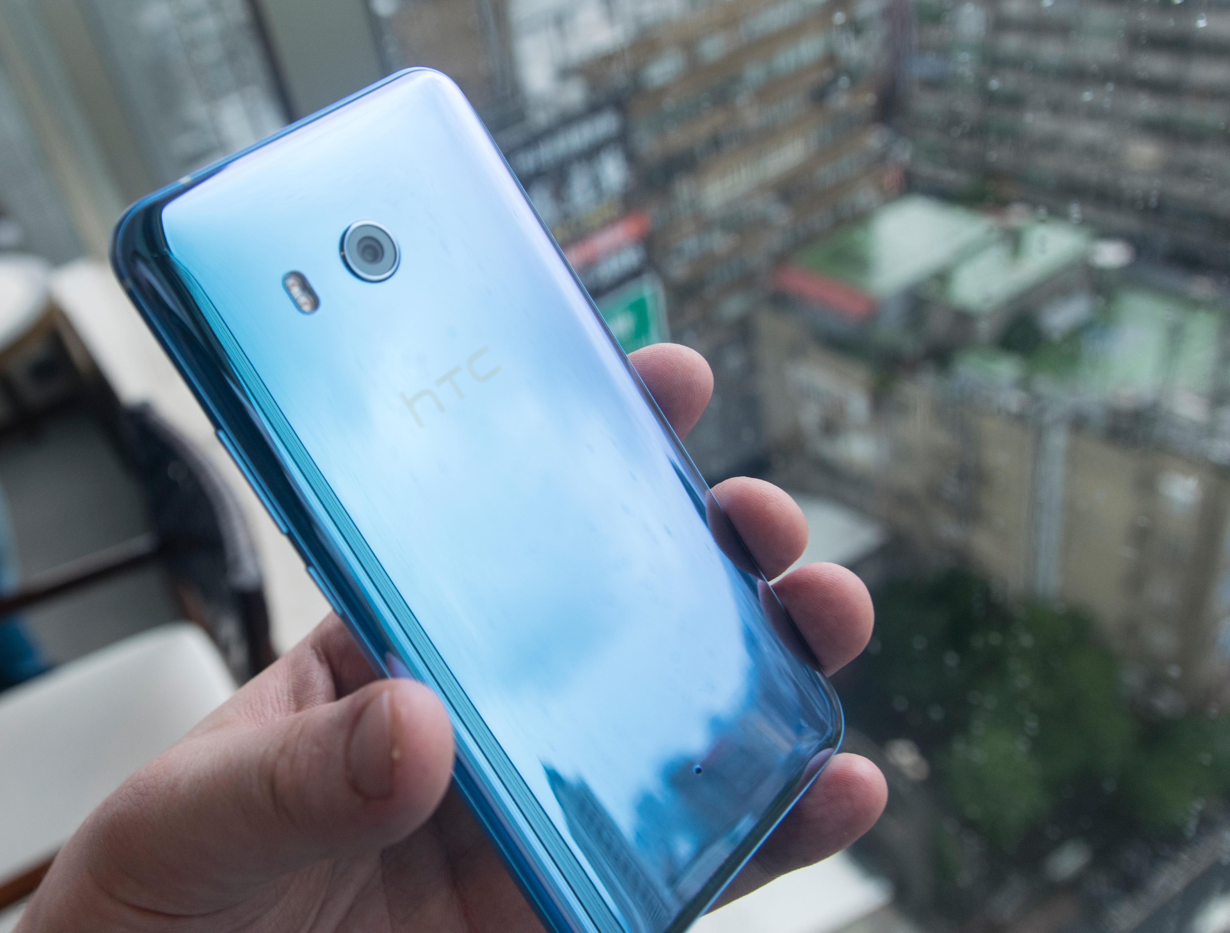 Amazing Silver kaller HTC signaturfargen for U11. Isblå er nok mer presist, men den kan nærme seg sølvaktig i riktig lys.