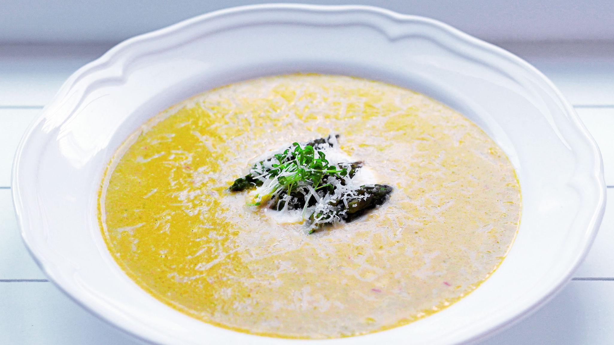 VARMENDE: Jordskokk gir veldig god smak i suppe, og med chili kjenner du den brenne litt også. Foto: Kristina Uldahl