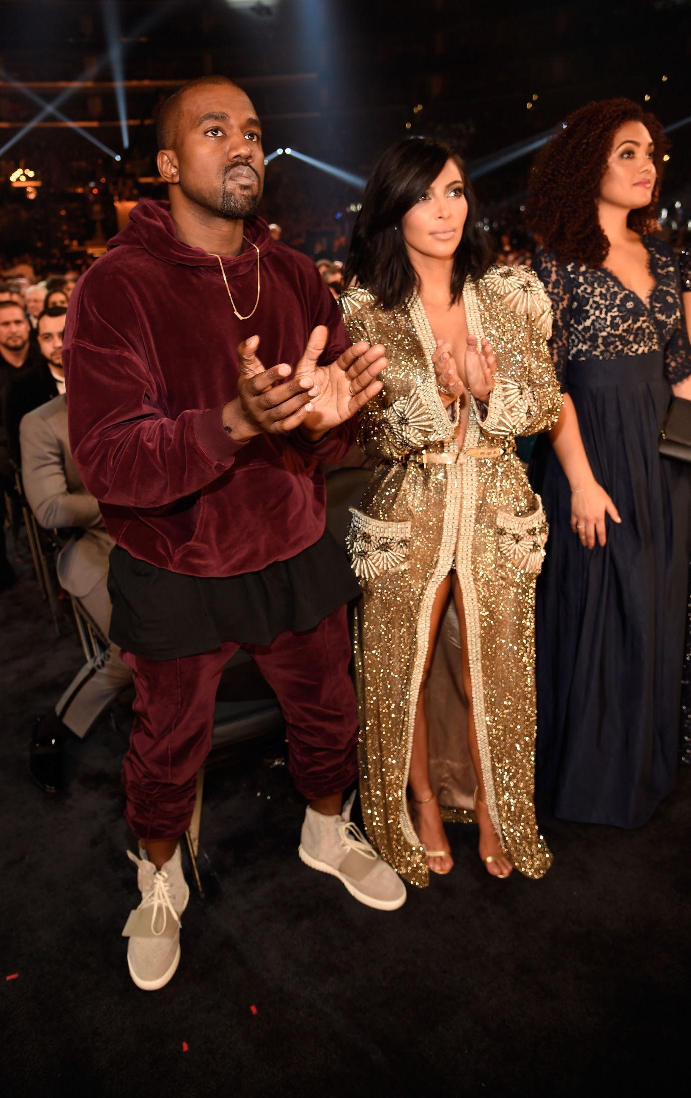 KANYEEZY: Kanye West og Kim Kardashian under Grammy-utdelingen tidligere i februar. Dette var første gang rapperen selv tok i bruk Yeezy Boost – de ny skoene som er laget i samarbeid med Adidas. Foto: Getty Images