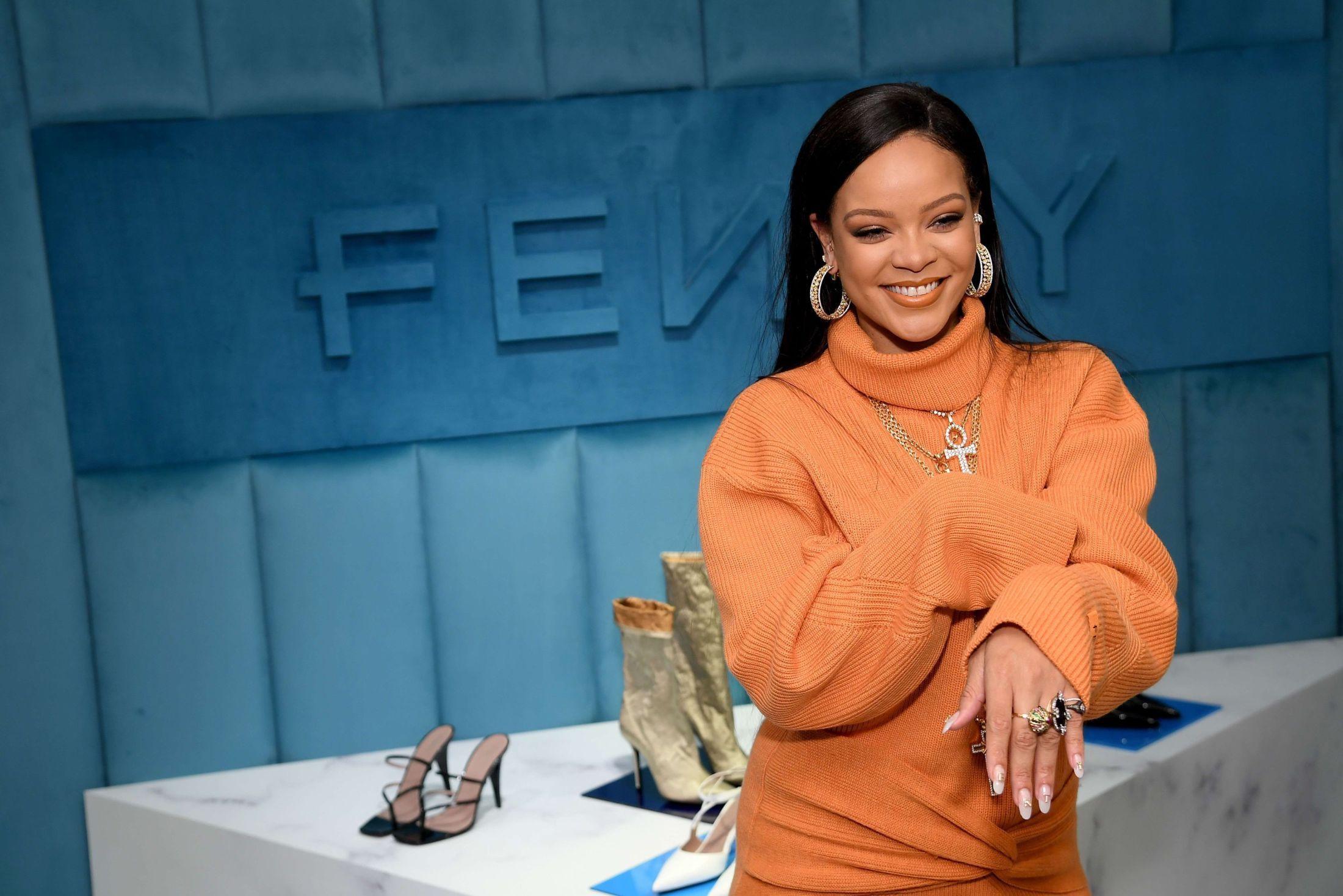 OVER OG UT: Rihannas Fenty har i tillegg til klær også laget undertøy og sminke. Nå blir det ikke lenger klær. Foto: AFP