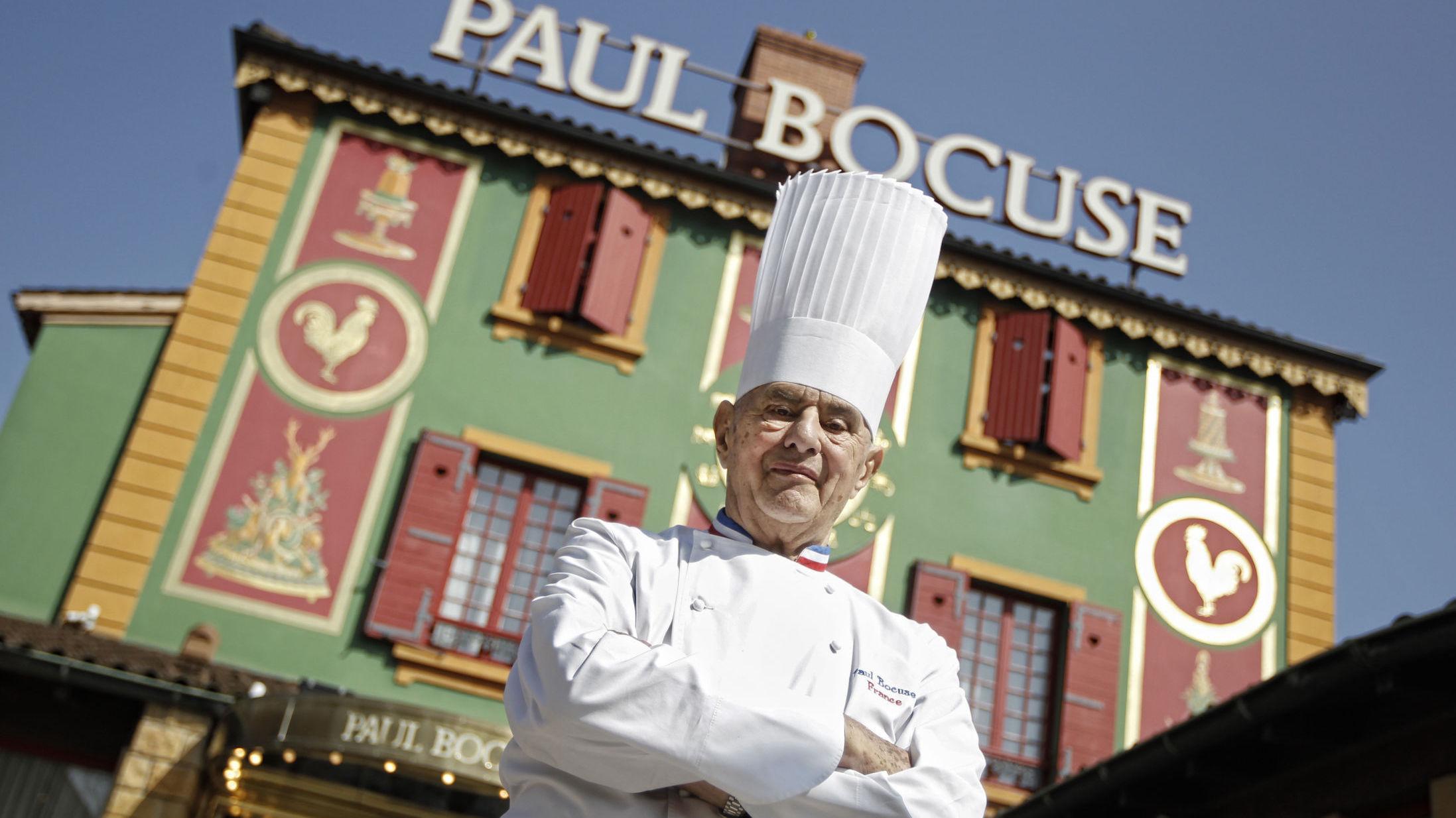 MISTER STJERNE: Restauranten Paul Bocuse ble åpnet av kokken med samme navn. Nå går den fra tre til to stjerner i Michelin-guiden for 2020. Foto: AP Photo/Laurent Cipriani, File