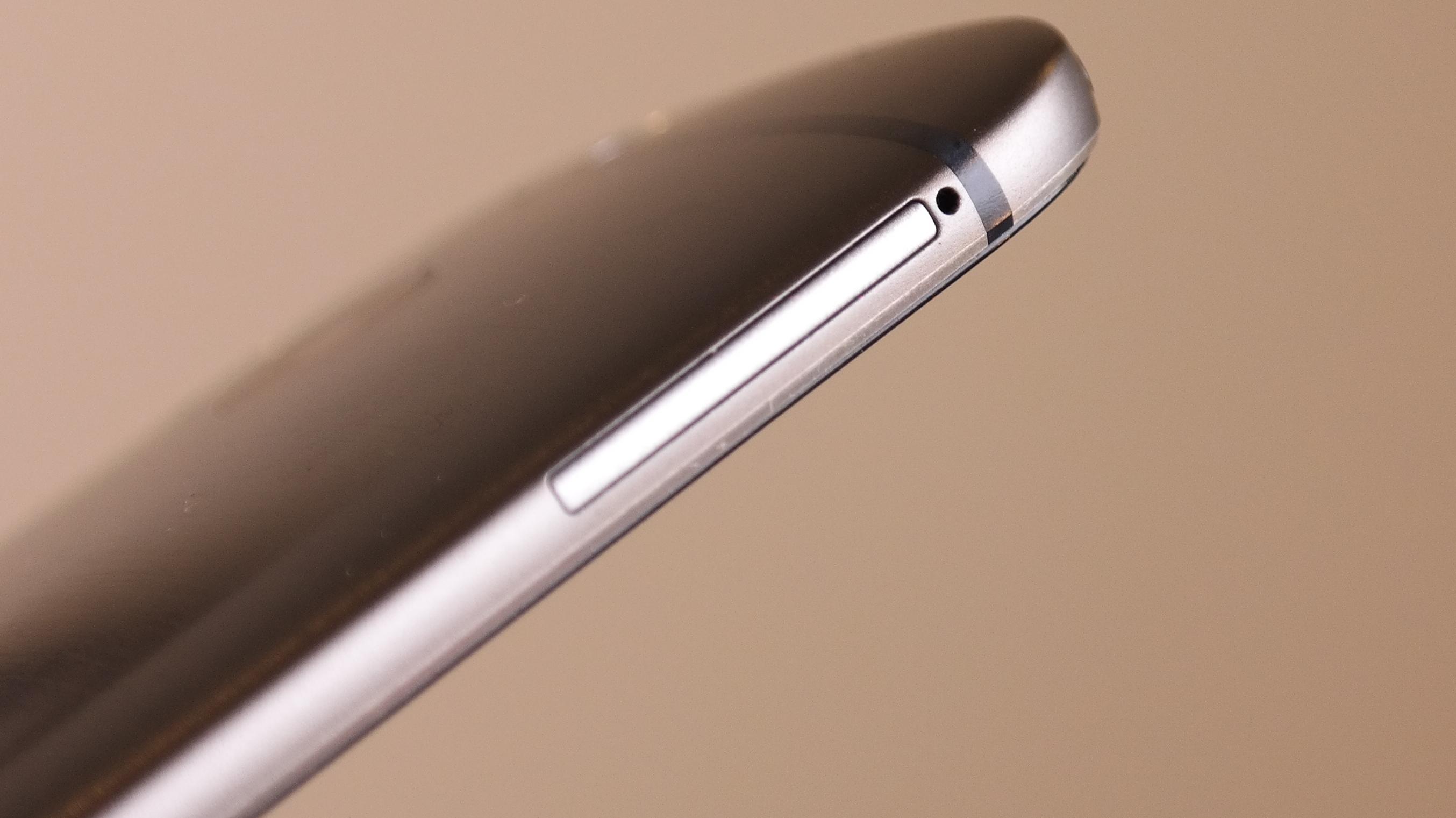 Luken er stor nok til to Nano-SIM-kort. Kan HTC ha en dual-SIM-versjon på gang?Foto: Espen Irwing Swang, Amobil.no