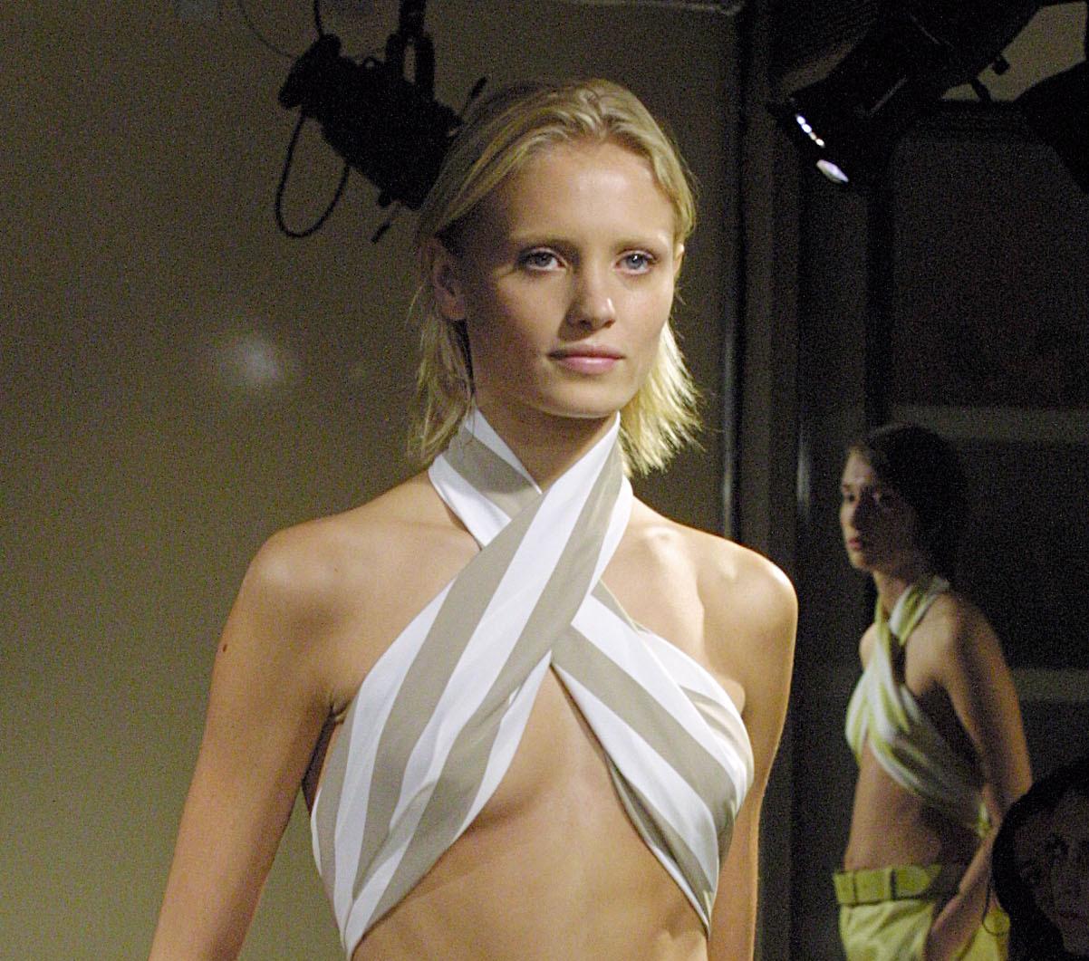 Det franske motehuset Hermès er kjent for silkesjal, her som topp for vår/sommer 2002. 