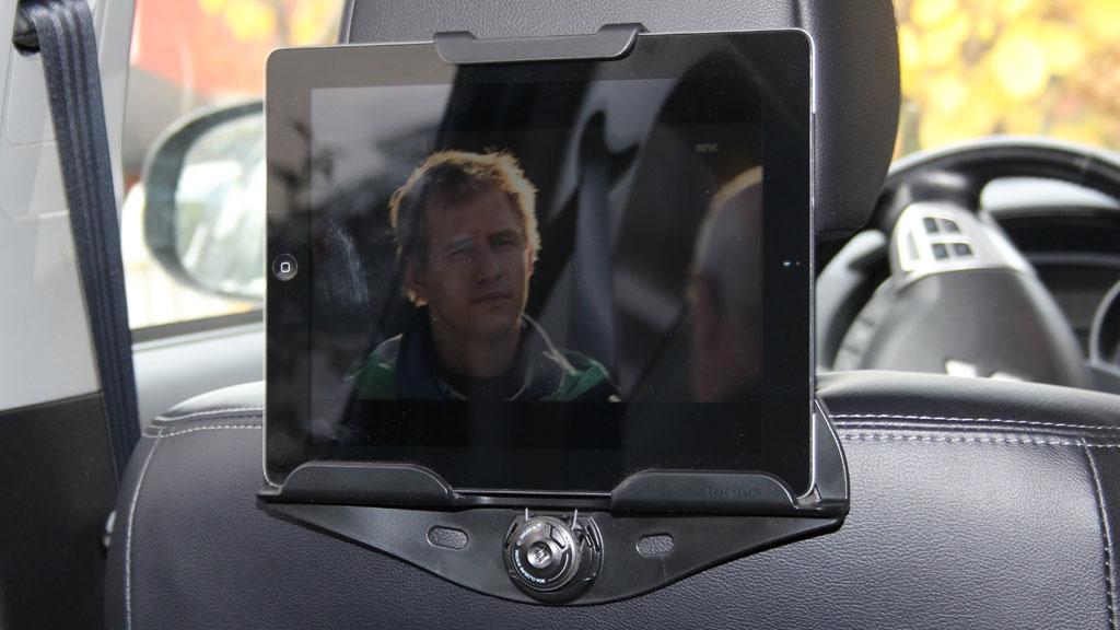 Targus brettholder med iPad på plass. Du har lite å gå på i forhold til justering av vinkel, men så er heller ikke utgangspunktet så ille.Foto: Espen Irwing Swang, Amobil.no
