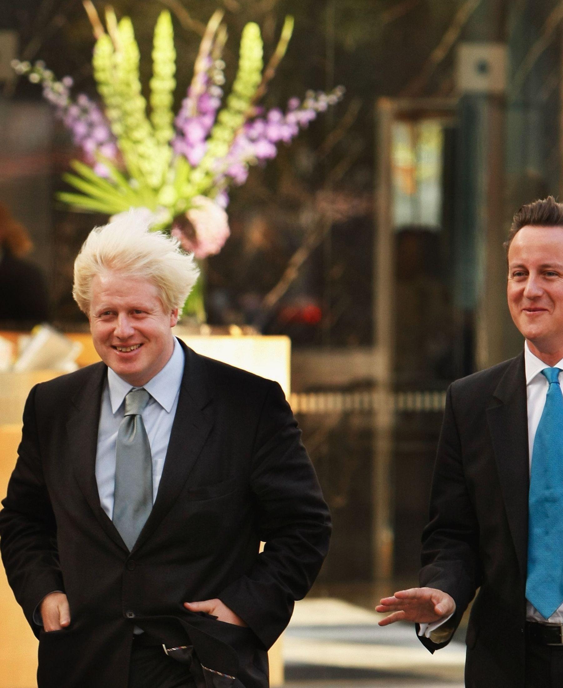 VIND I HÅRET: Boris Johnson fikk Celine Dion-effekten da et vindkast blåste liv i håret under et arrangement i 2007. Foto: Getty Images