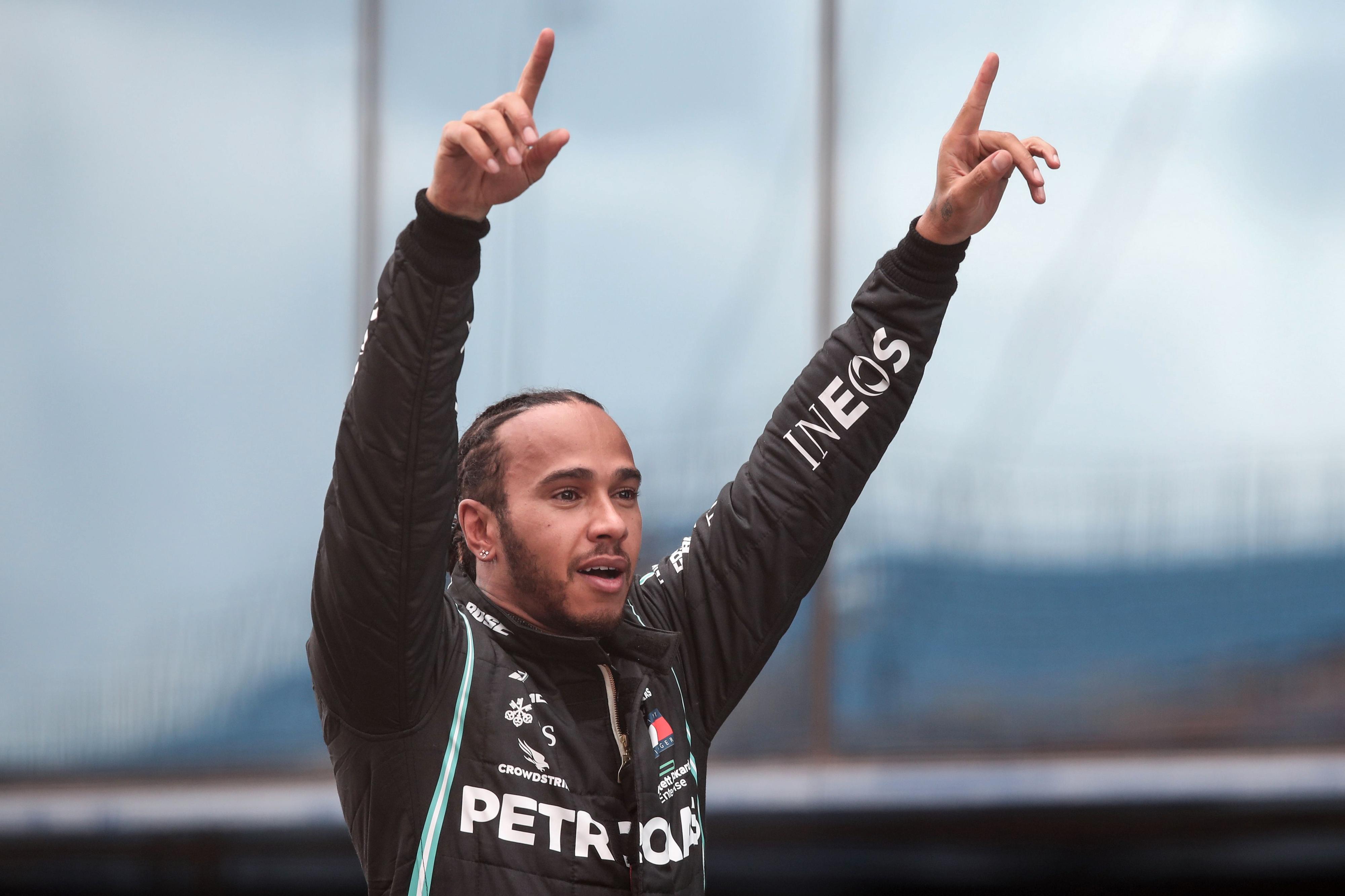 SLIK VI VANT TIL Å SE HAM: På jobb har Hamilton på seg racingdress, men før løp viser han gjerne frem sin personlige og særegne stil. 